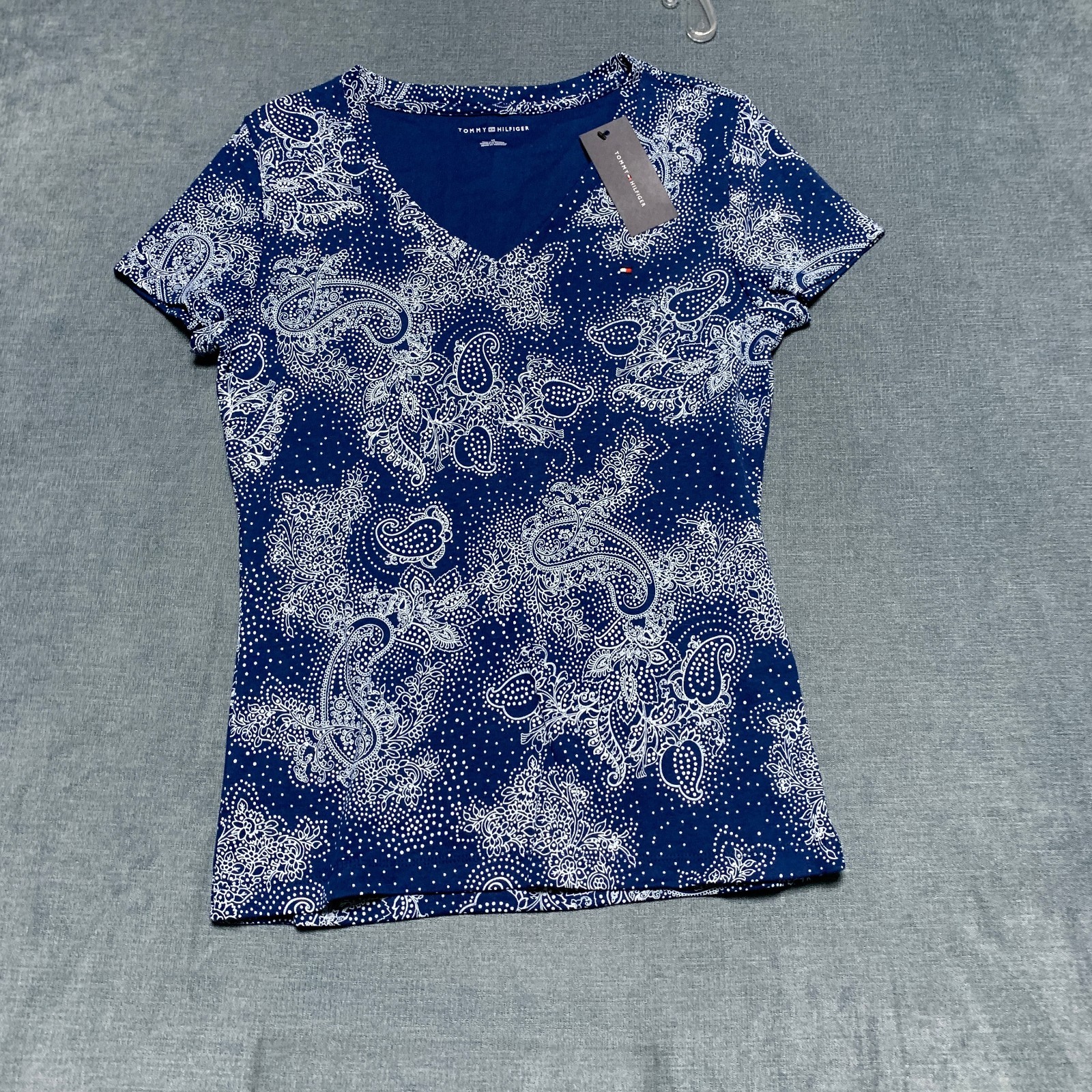 Tommy Hilfiger Shirt Womens Medium Blue Paisley V Neck Short Sleeve Pullover