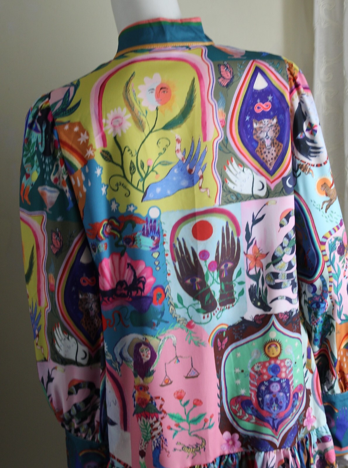 New Estate ASIAN Sz L Runs S M Art-Wear FACES Frilly Funky PRINT Tunic Top 35″L