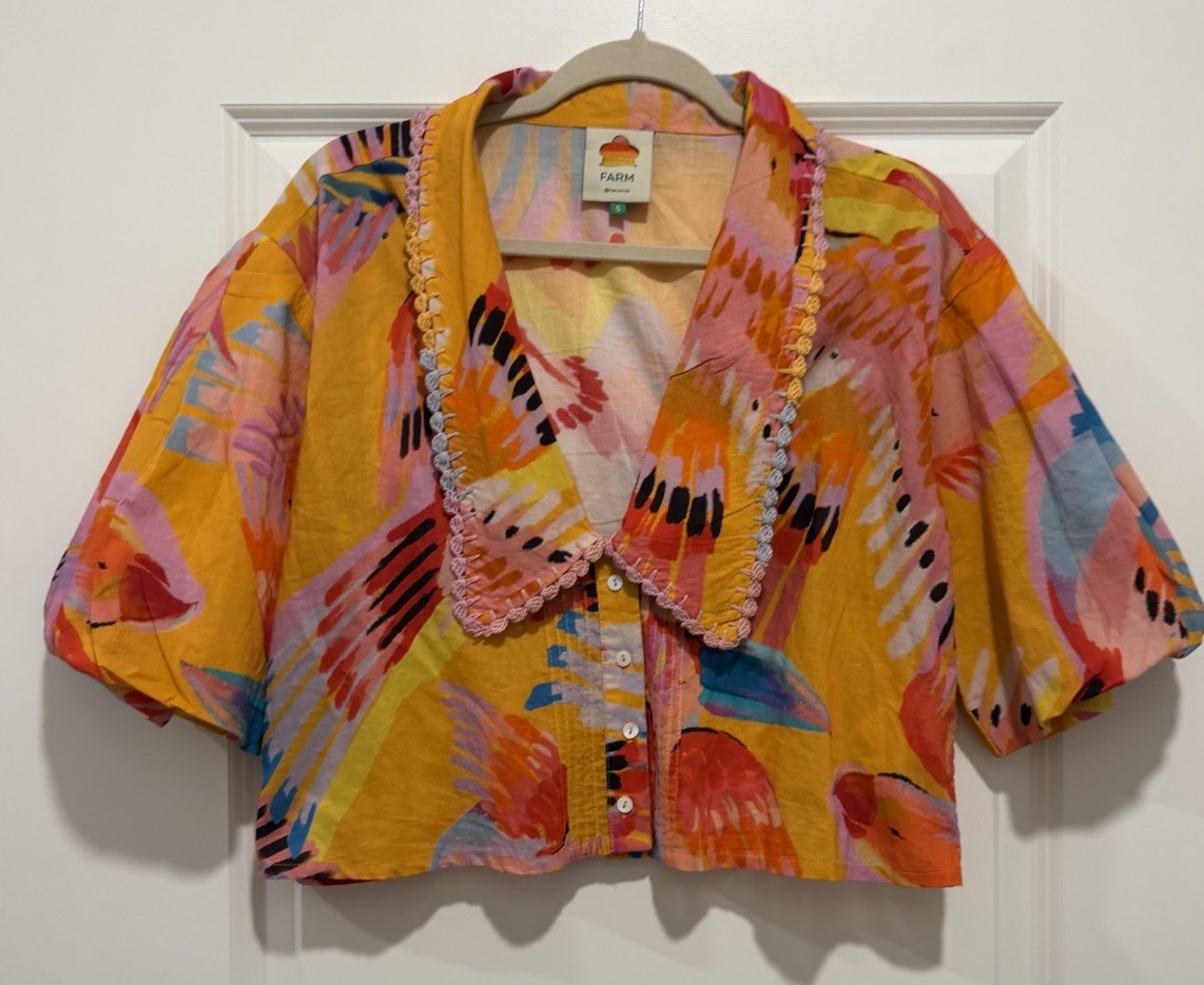 Farm Rio Neon Macaws Collar Blouse Vibrant Tropical Bird Sz S Crochet Trim Boho