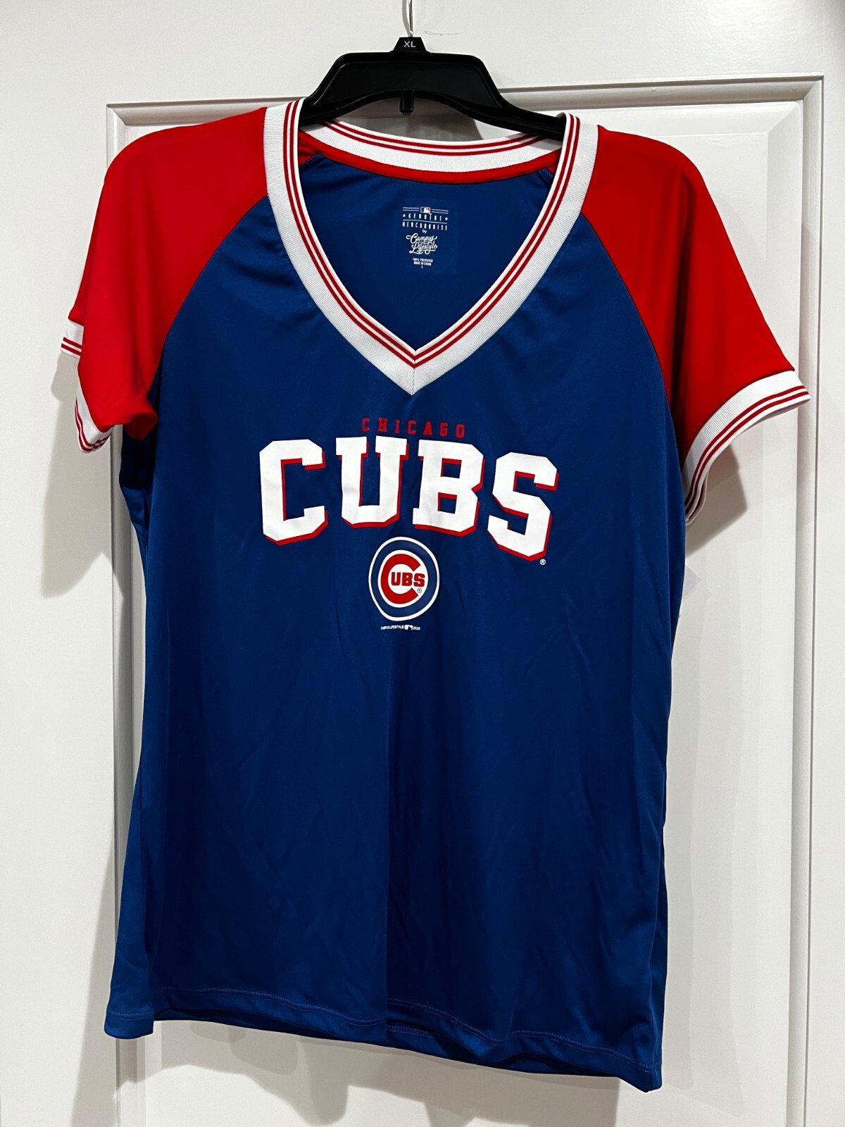 Chicago MLB Cubs Ladies Short Sleeve Athletic Shirt V-Neck Genuine Merchandise L