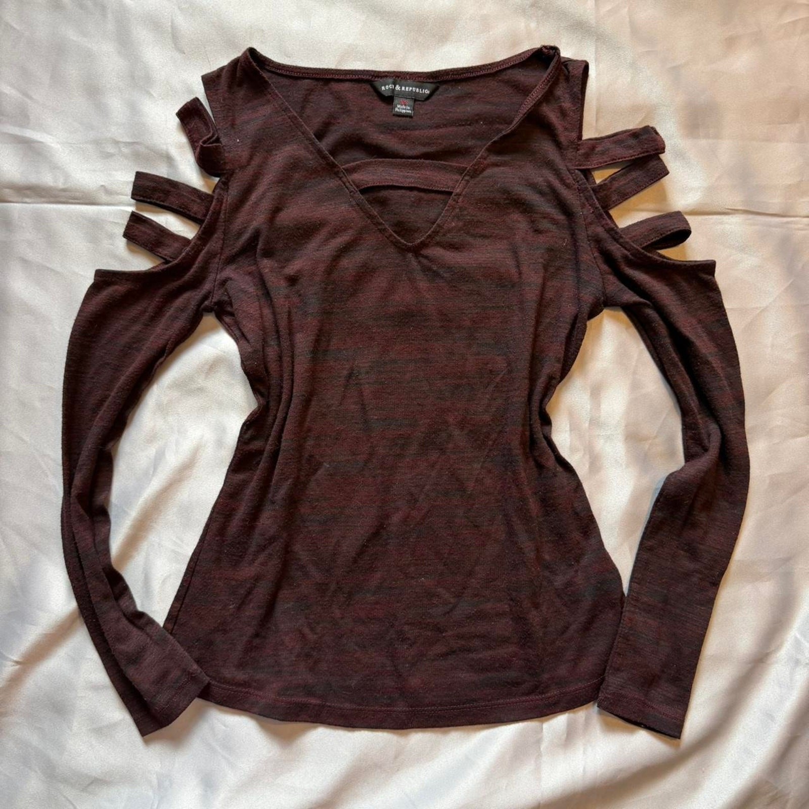 Rock and Republic dark maroon long sleeve cut out shoulder top