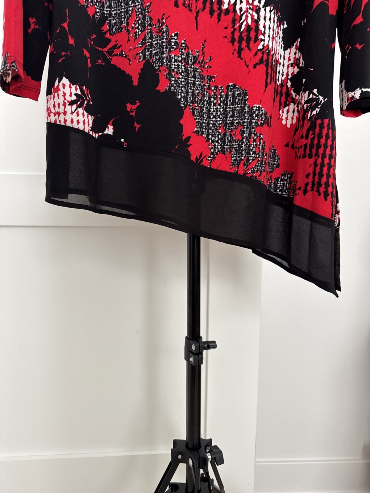 Ruby Rd Blouse Hanky Hem Red Black White Size Medium Neck Cut Out Metal Accent