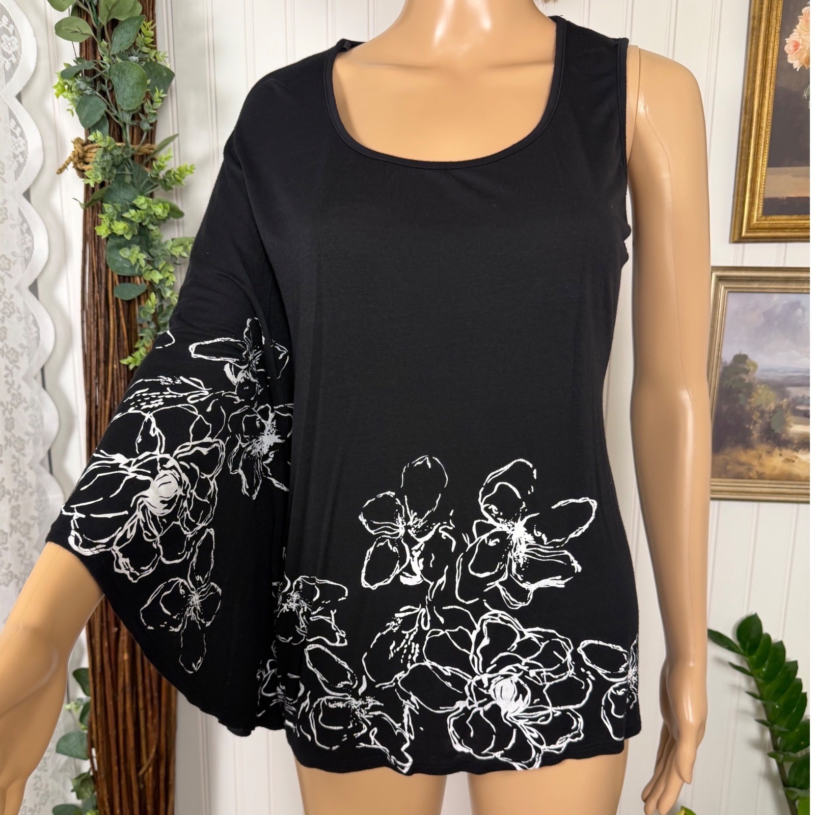 Sans Souci Asymmetrical Cape Top Womens Large Black Excellent Floral Half Cape