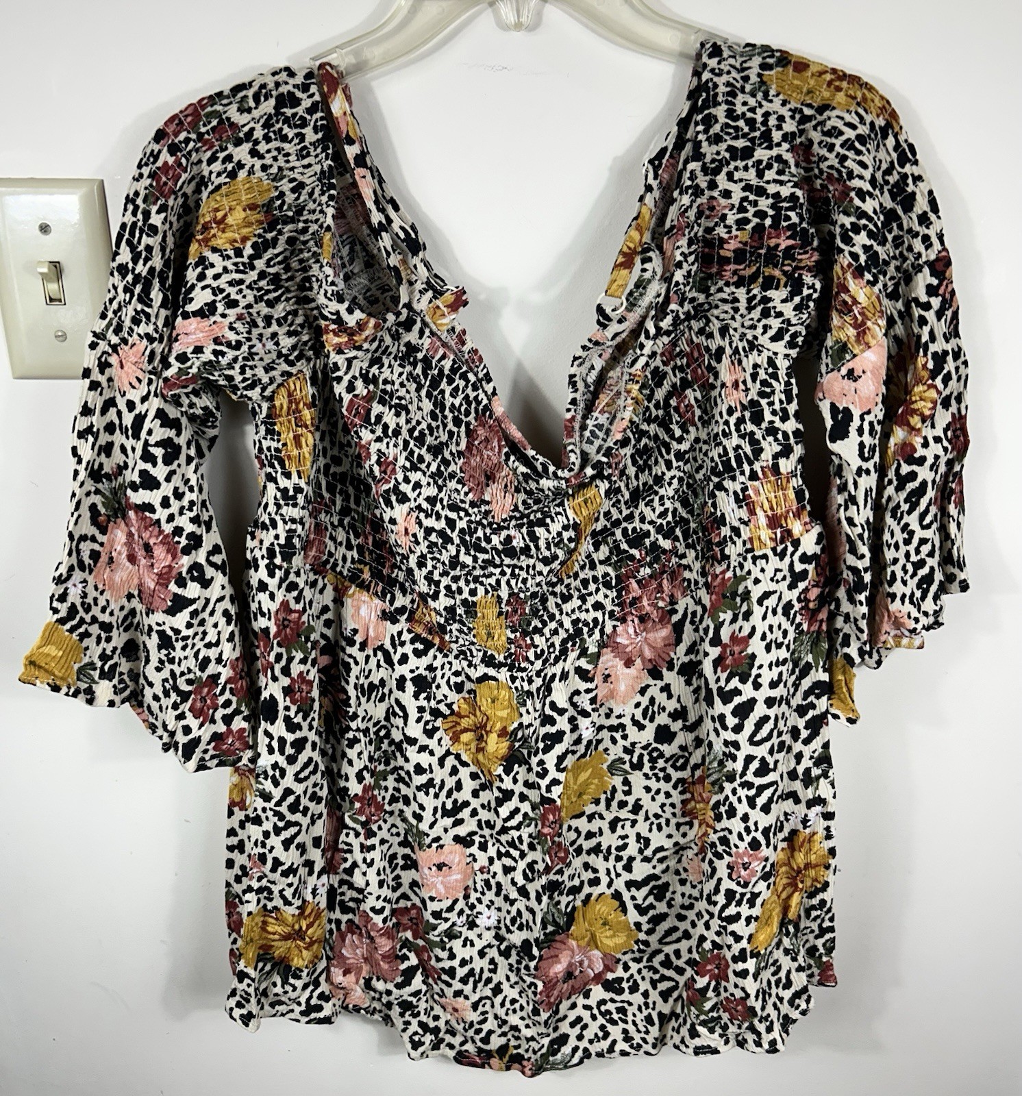 Torrid Floral Leopard Cold Shoulder Top Women’s Size 1 Smocked Crinkle Babydoll