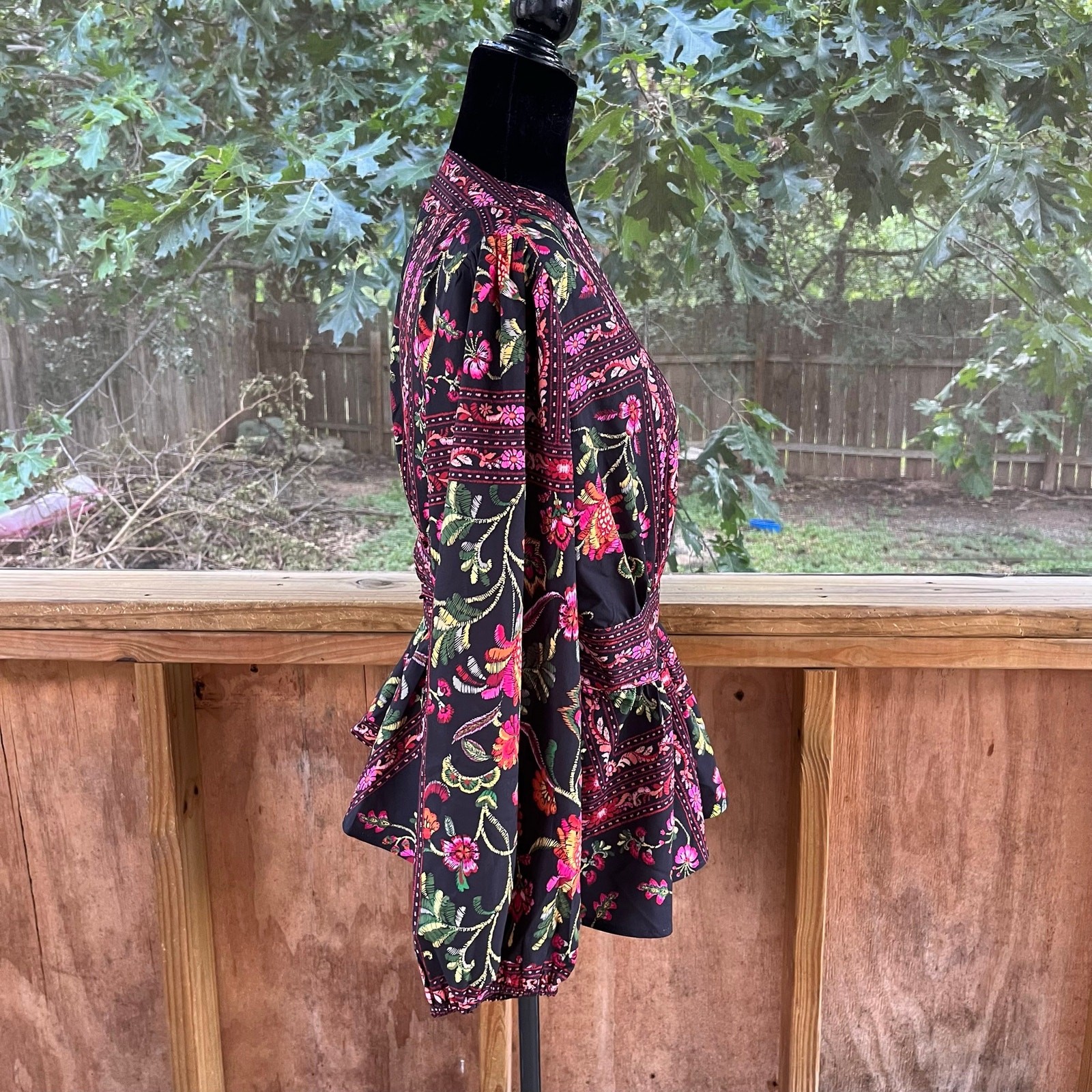 Avara Women’s Taylor Top Black & Red Colorful Full Wrap Top Size L. NEW!