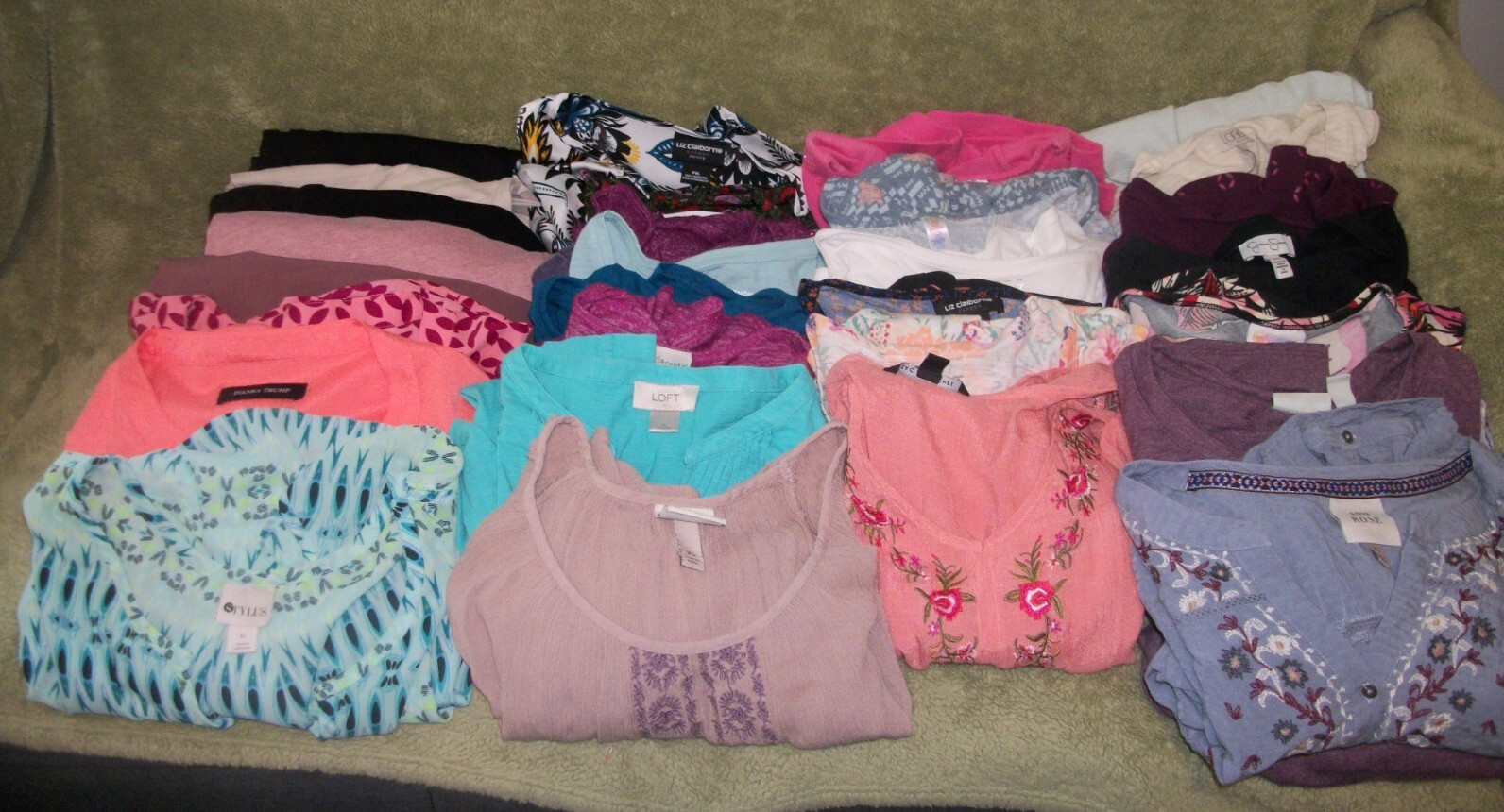USED LOT OF 29 WOMEN’S CLOTHES TOPS PANTS SWEATERS SIZE XL IN GREAT CONDITION