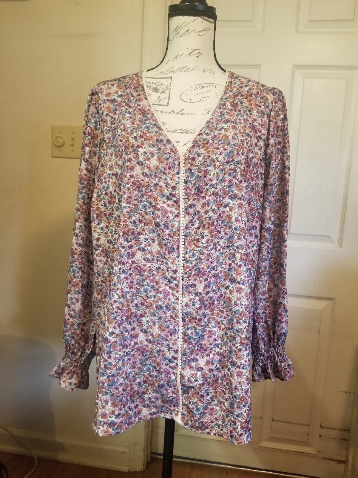 Davi & Dani Blouse Large Multi Purple Floral LSlvs Elastic Ruffle Cuff Lace Trim