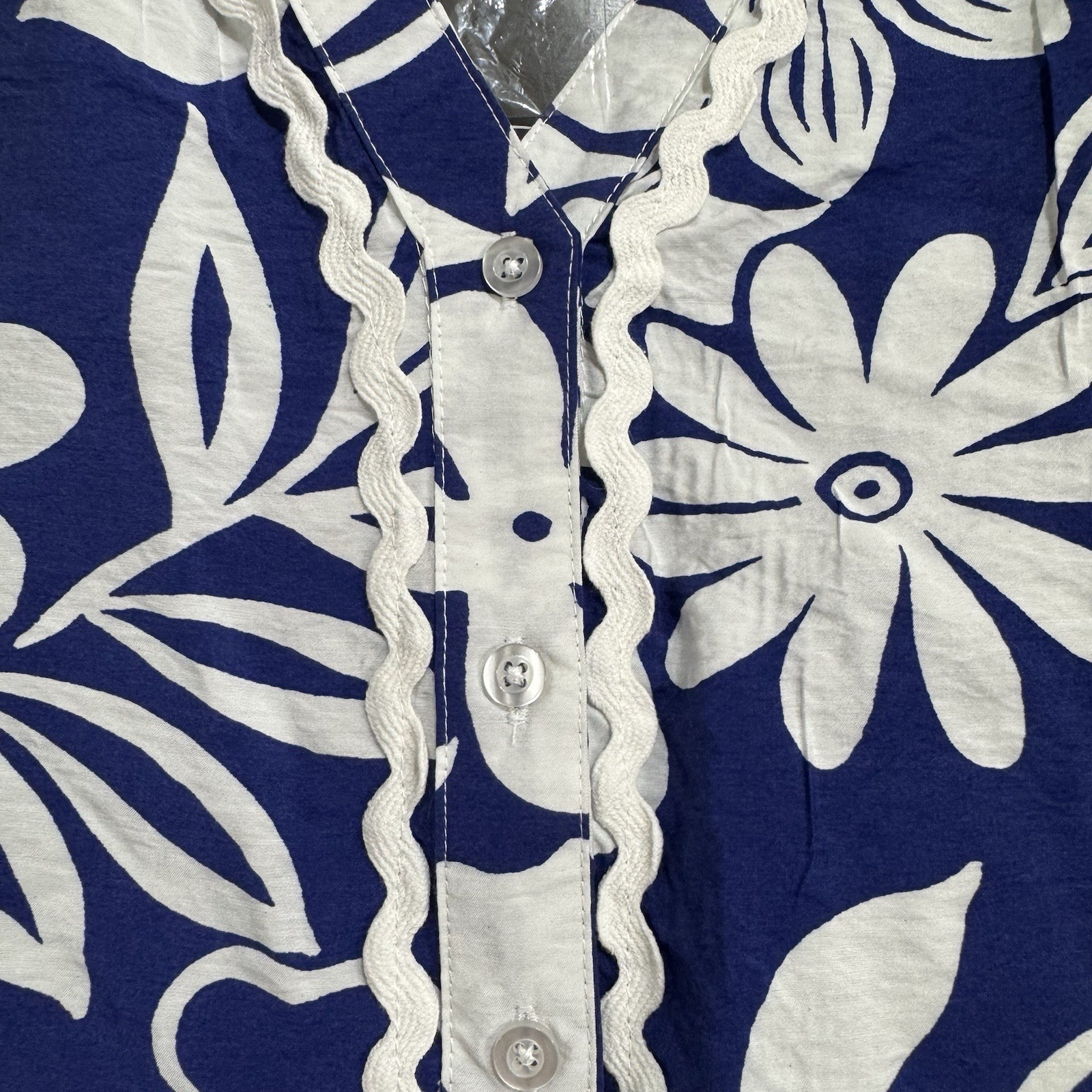 Como Black Women’s Floral Lace Blouse Size L Blue White Long Sleeve Button NWT