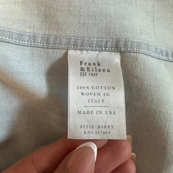 Frank & Eileen Barry Light Wash Denim Chambray Button Down Shirt XS