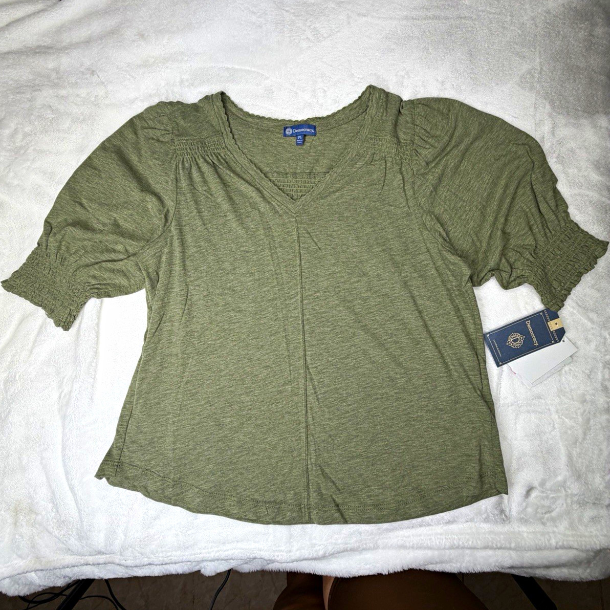 Democracy Women’s PL Petite Green Solid Scoop Neck 3/4 Sleeve Smocked Top