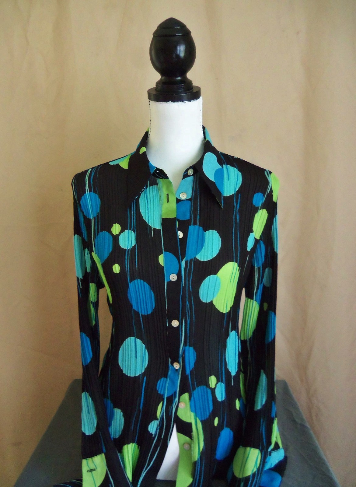 90s Violet & Claire vivid modernist print crinkle polyester blouse. Size M.