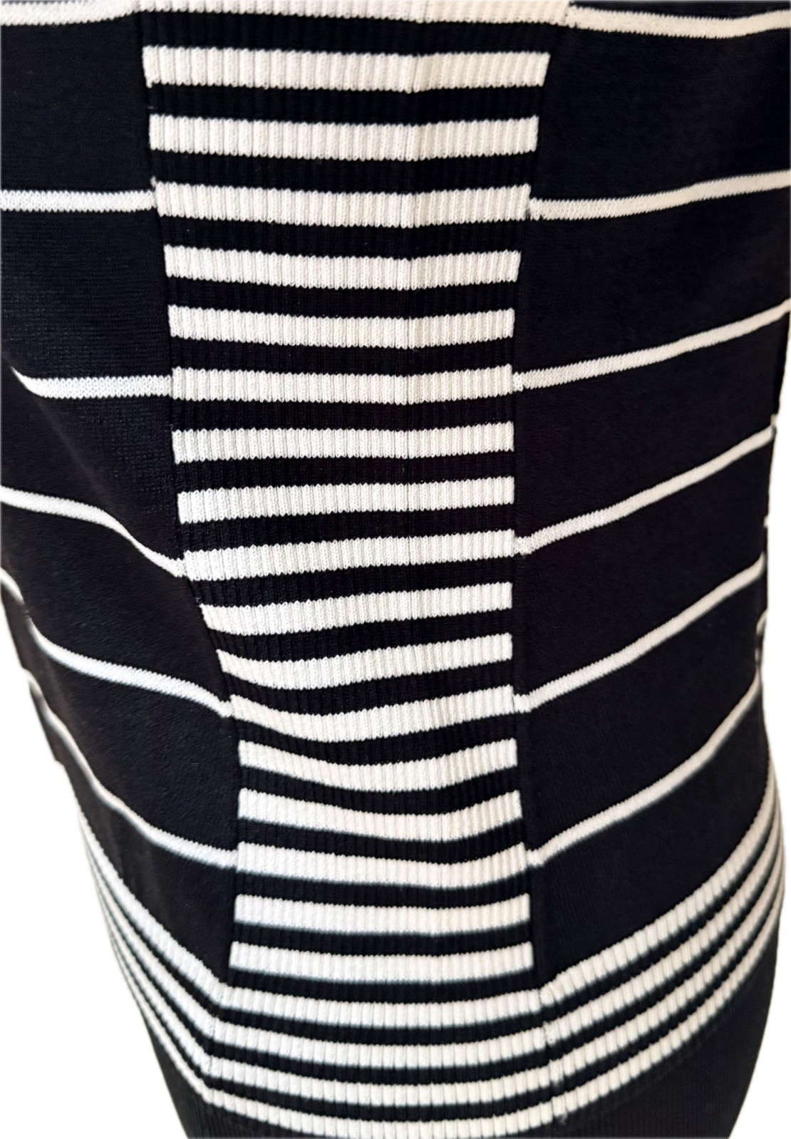 WORTH Black/White Striped Knit L/S Pullover Top Fabric Rosette Pin Sz M – EUC