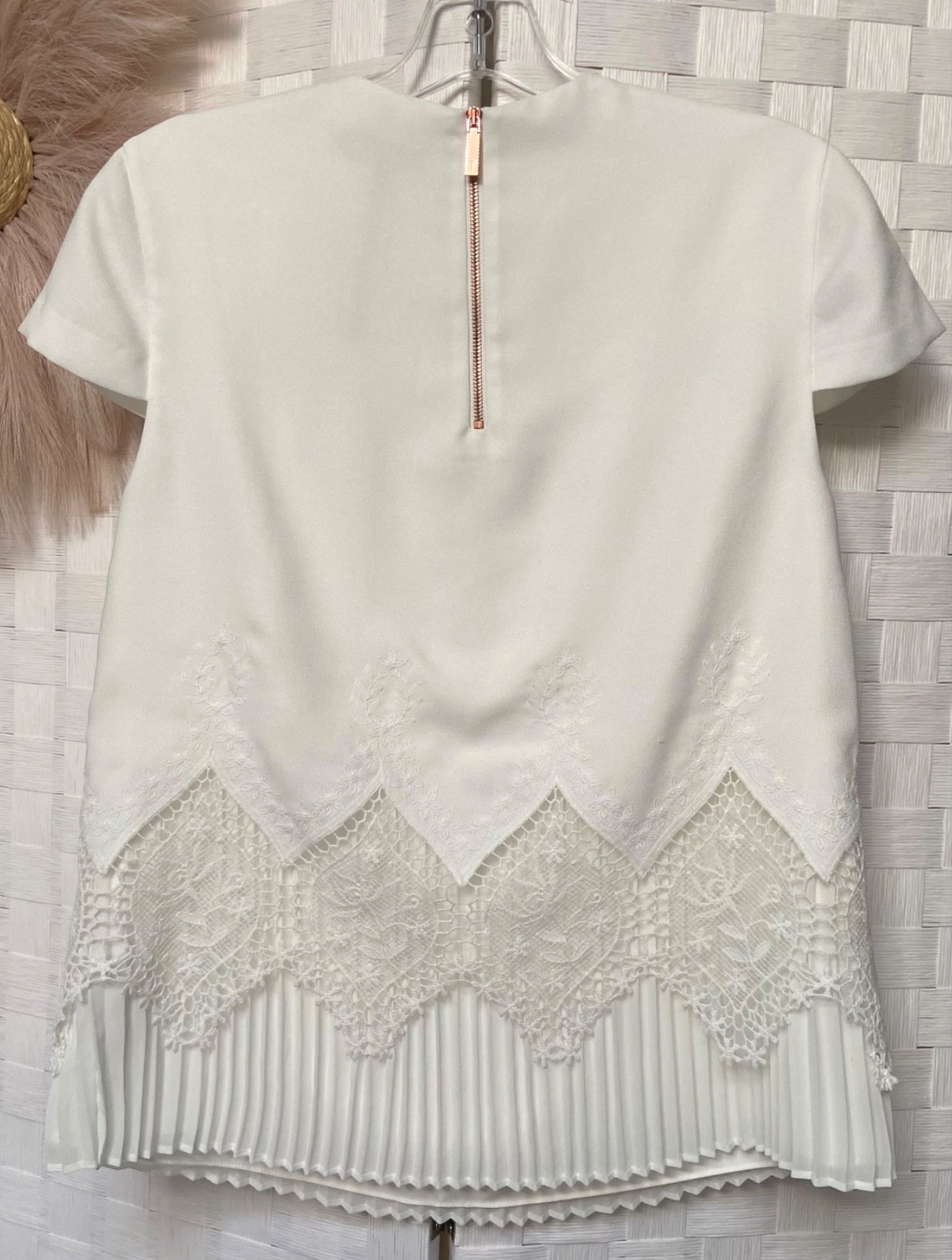 Ted Baker Off White Chevron Pleated Lace Trim Short Sleeve Top Gold Zip Size 1