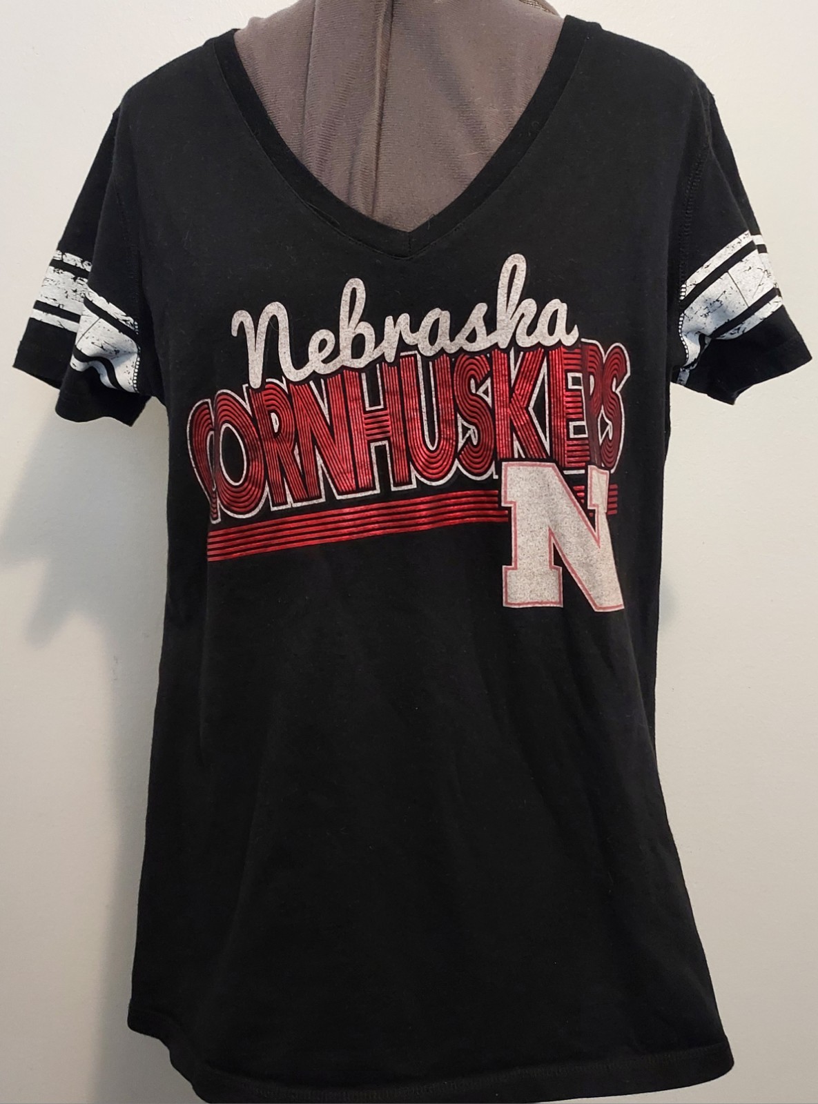 G-III Women Nebraska Cornhuskers Distressed V-Neck Top Black White Stripe XLarge