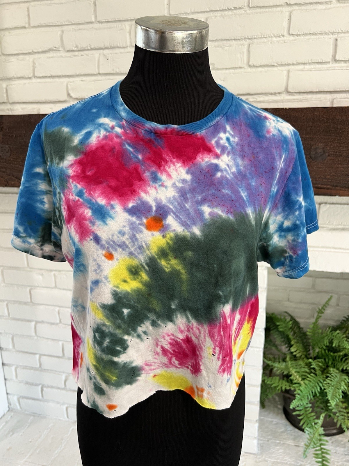Cropped Tie-Dye Rainbow T-Shirt Size Small Fruit Of The Loom Brand