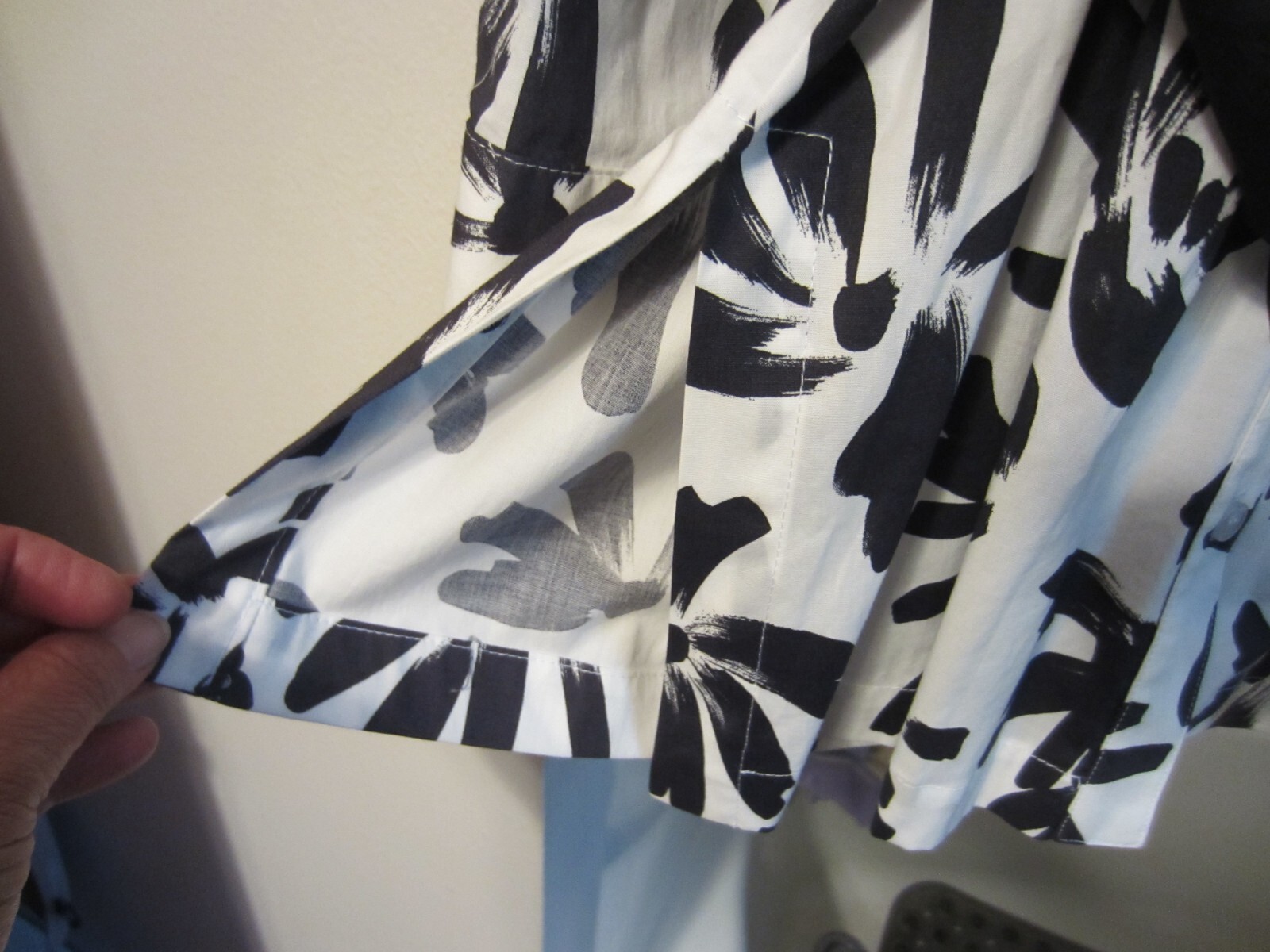 NWT women’s long sleeve shirt with waist sash Finley Size M white/black RET 260