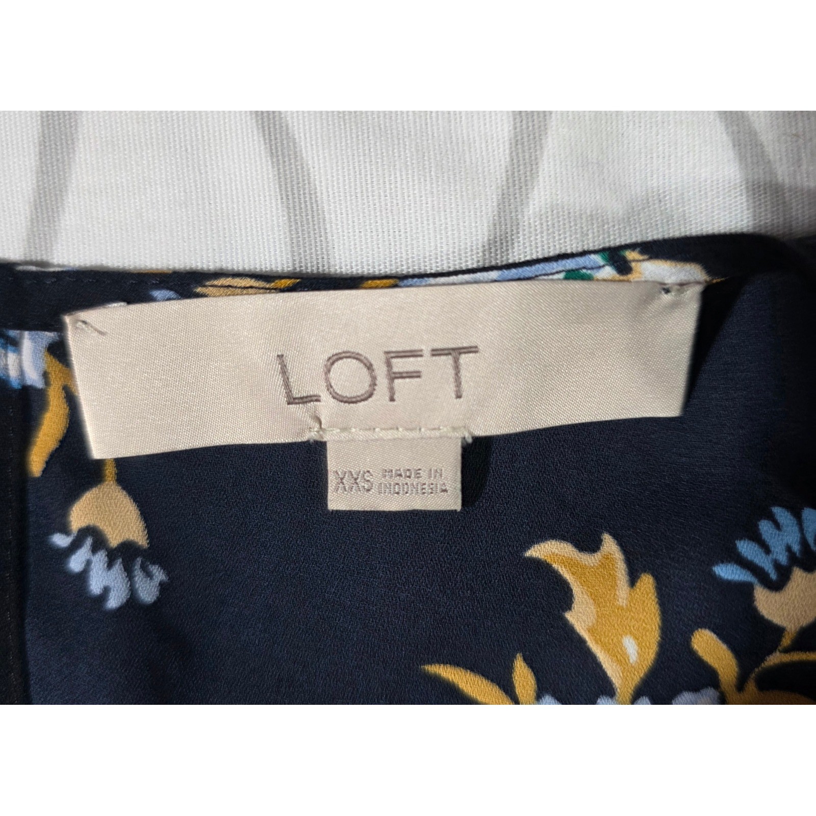 LOFT Navy Blue Floral Puff Sleeve Blouse XXS Crew Neck Keyhole Back Top