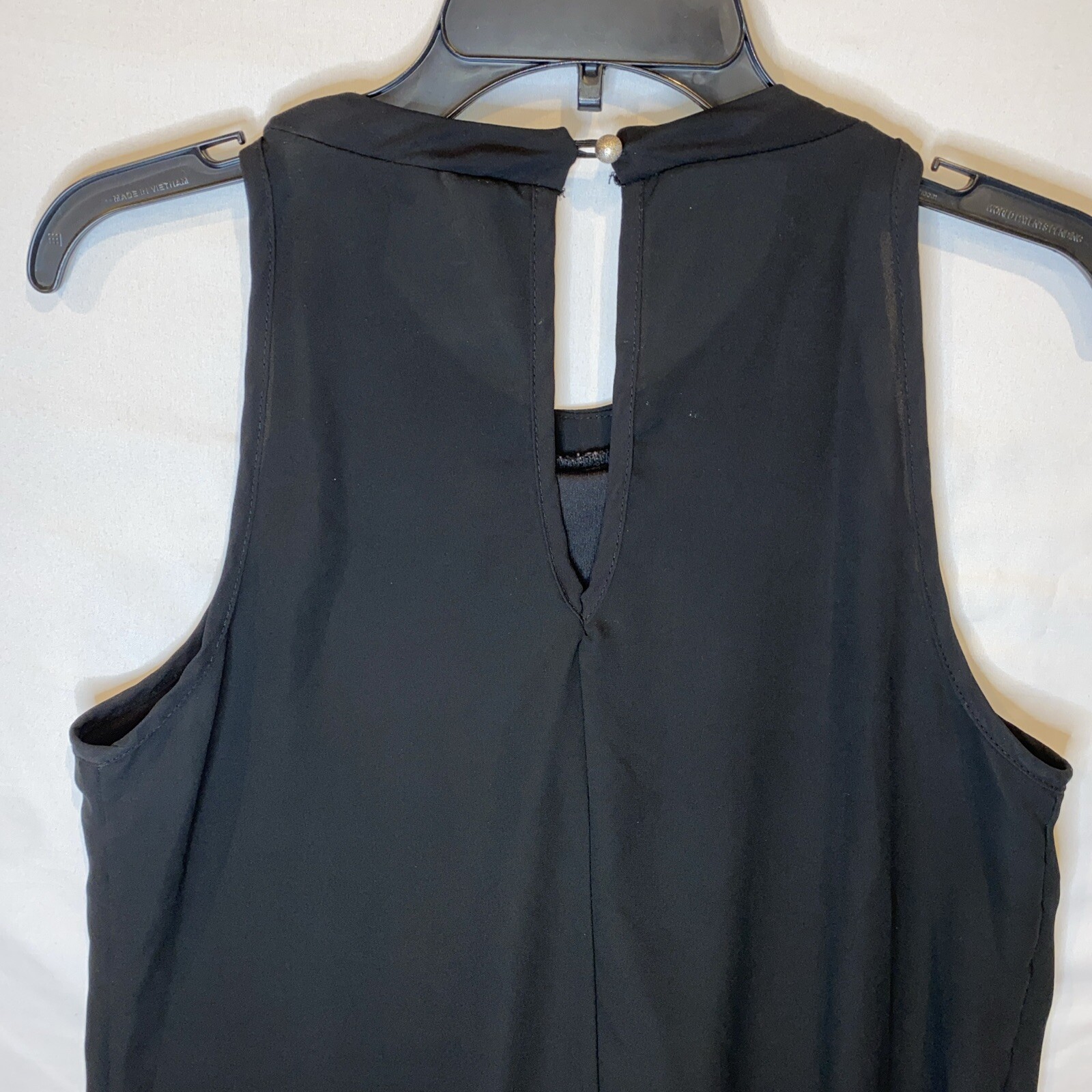 Rue 21 women’s Size Medium Dressy Tank Top Black Black Stings In Front Hanging
