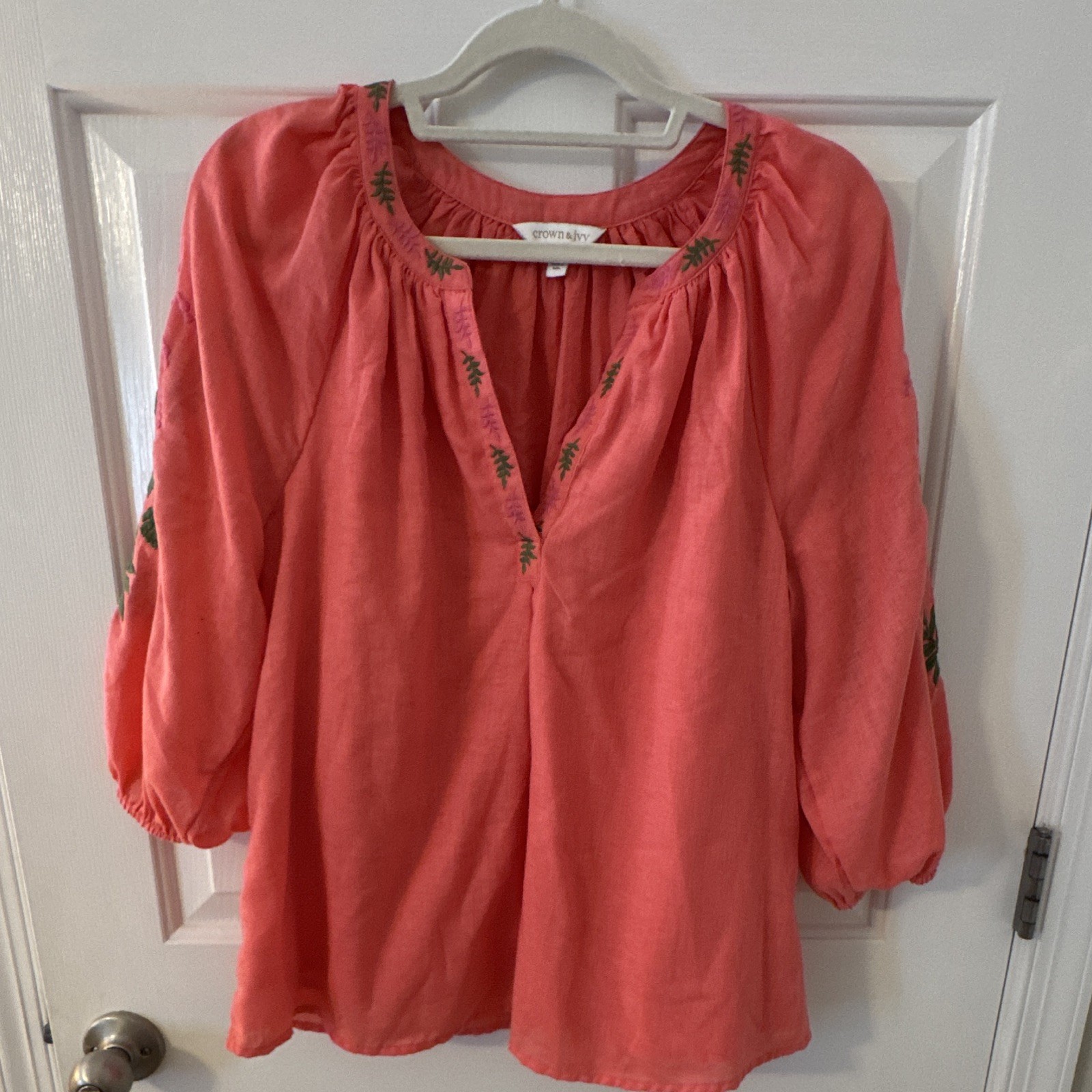Crown & Ivy Pink Embroidered V-Neck 3/4 Sleeve Pullover Blouse Womens M Regular