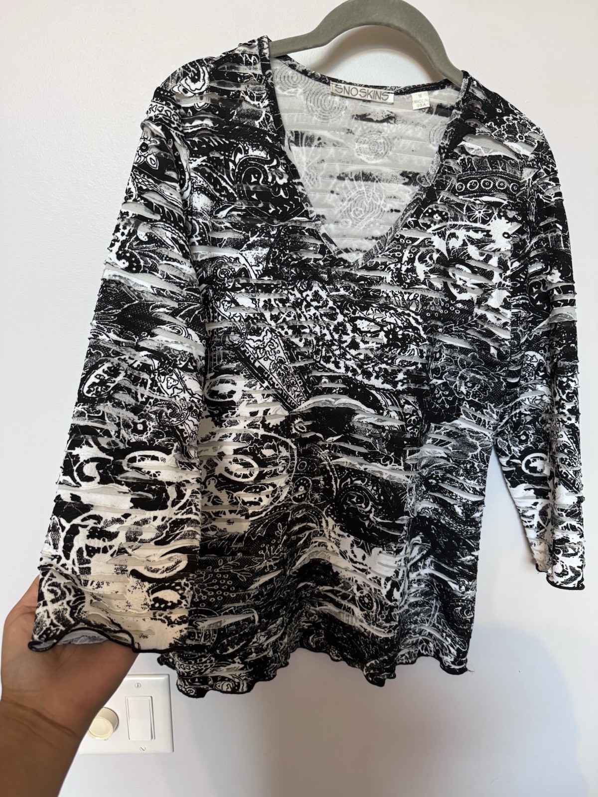 Sno Skins Women’s M Black White Abstract V-Neck Long Sleeve Pullover Blouse 3/4