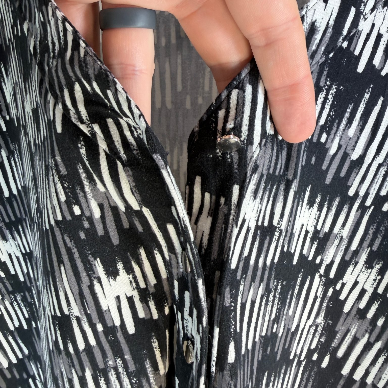 Robert Louis Womens Blouse Black White Patterned Top Medium Roll Tab Sleeve