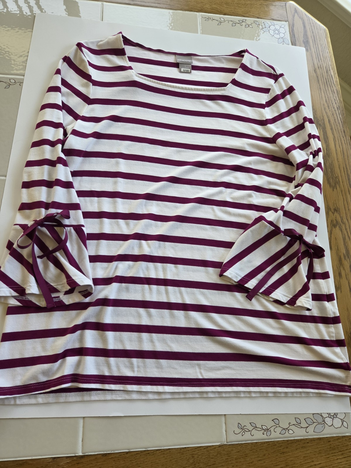 Chico’s Women’s Size 8 White/Burgundy Striped Knit Top Scoop Neck.