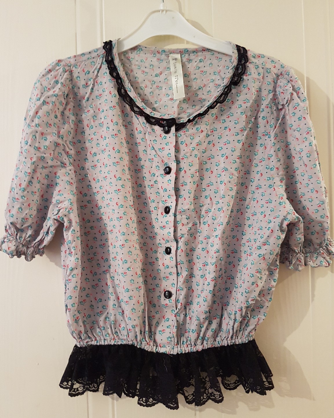 LEMON TREE TOP BLOUSE. LACE DETAIL. SIZE S. V