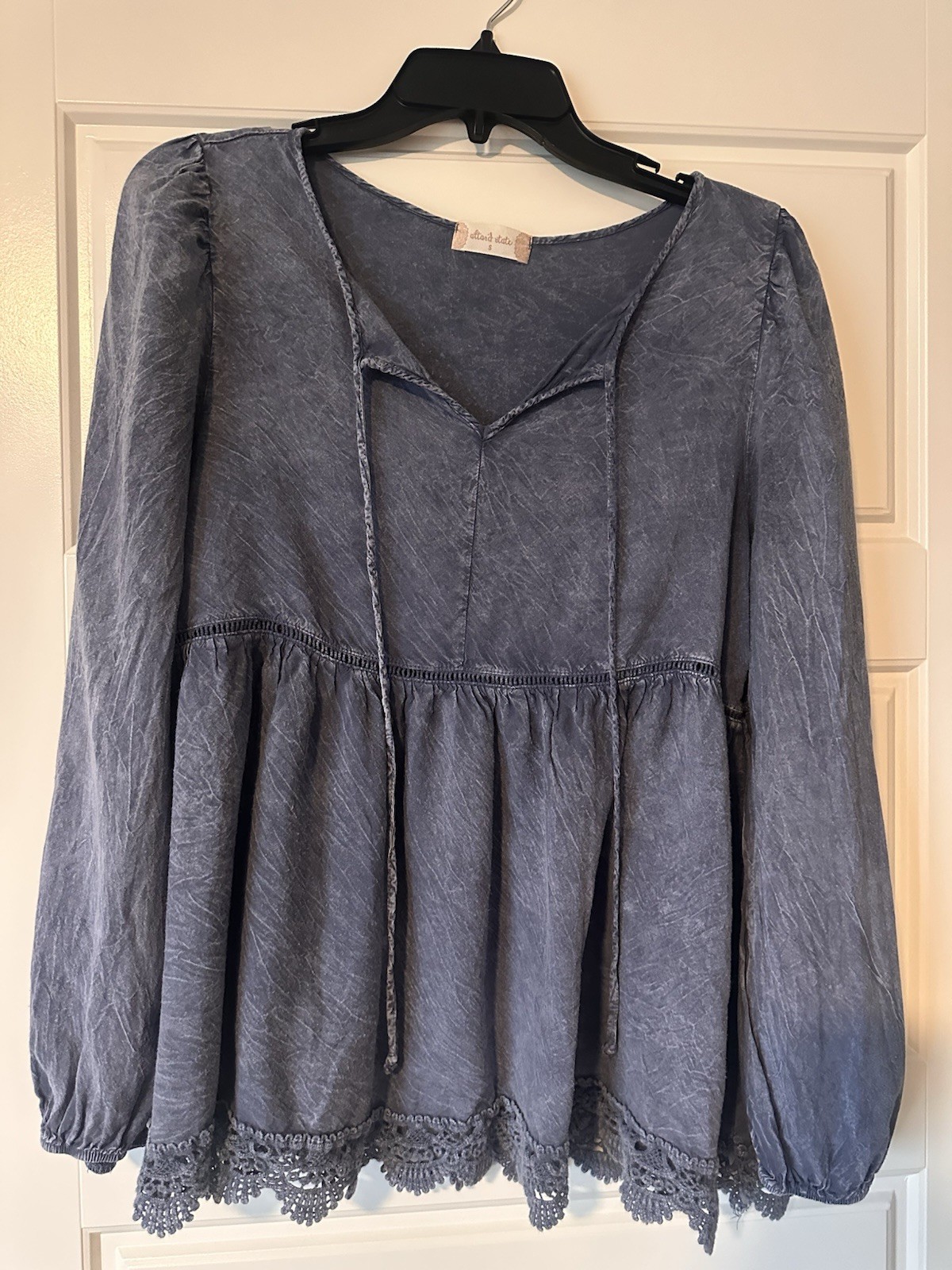 Altar’d State Blue Solid V-Neck Long Sleeve Peplum Blouse Woven Lace Hem S