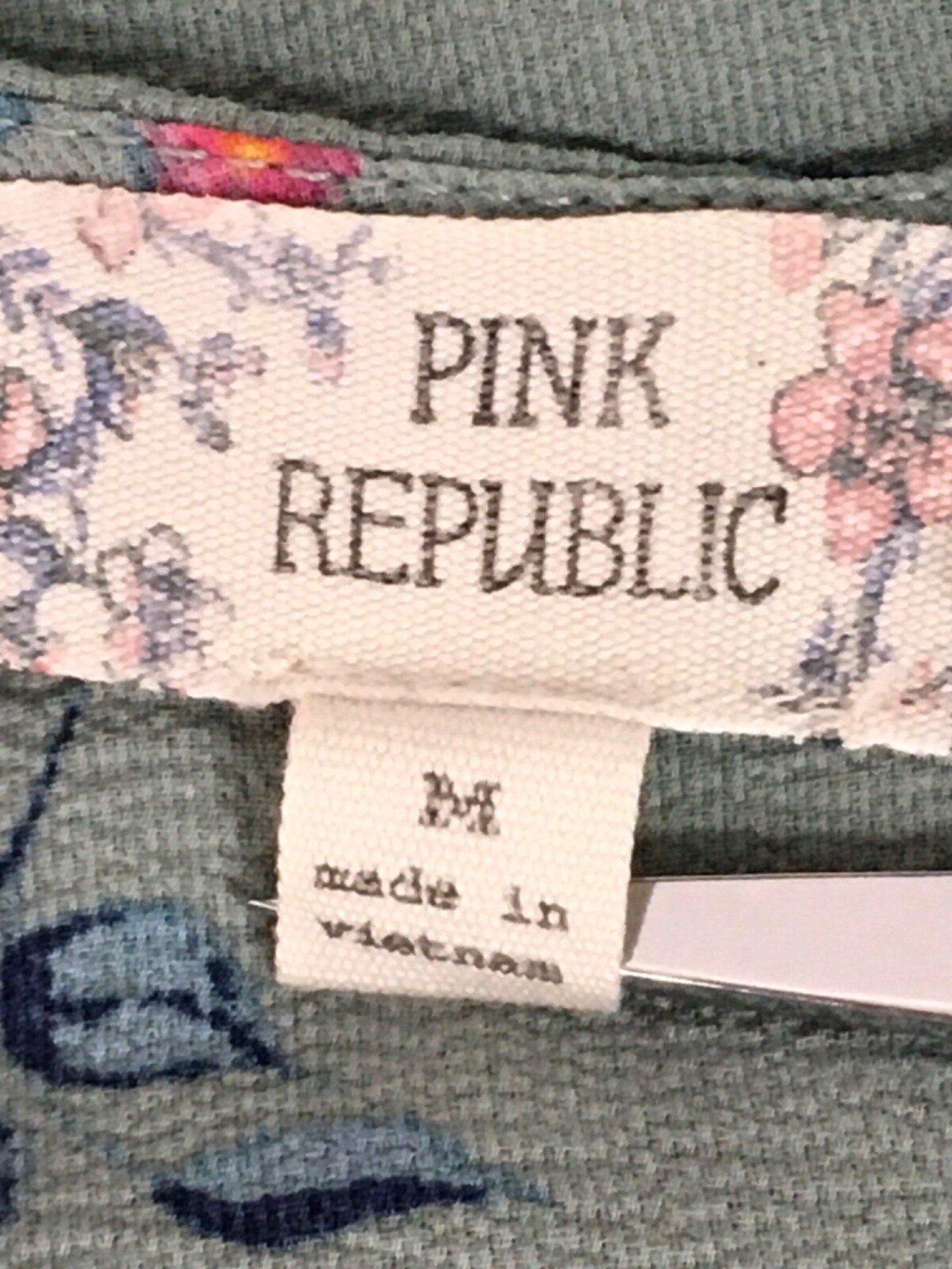 Pink Republic Top Women Size M Sage Green w Floral Pattern V neck Long Sleeves