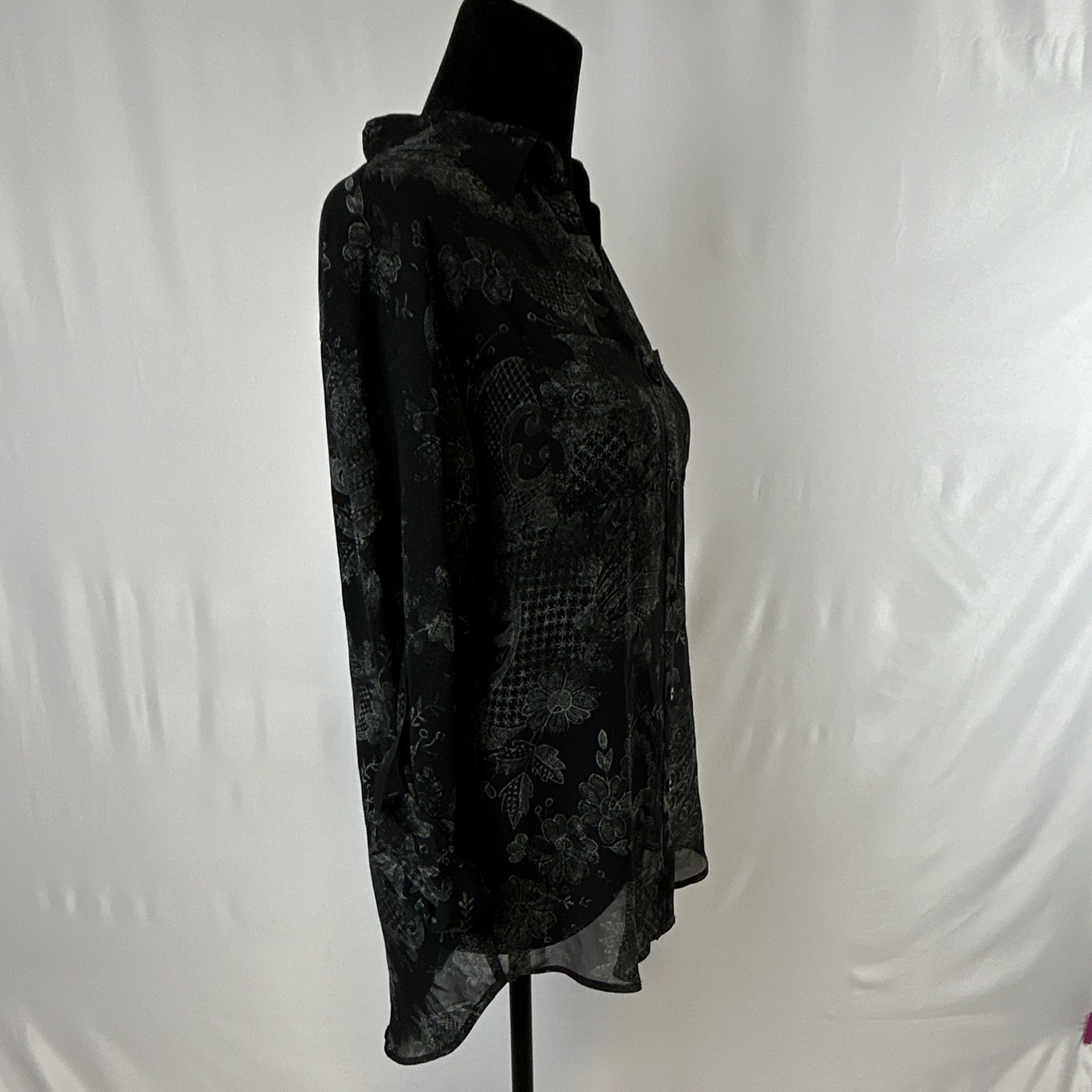 Decree Women’s XS Black Gray Sheer Paisley Collared Long Sleeve Button-Up Blouse
