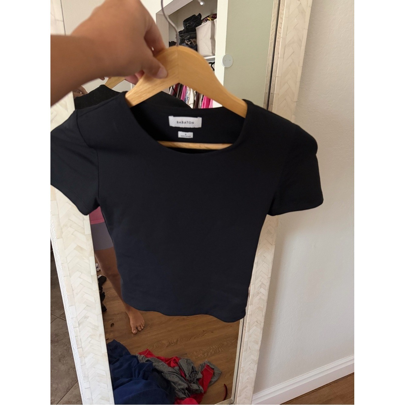 Aritzia Babaton Black Short Sleeve Crewneck Crop Top