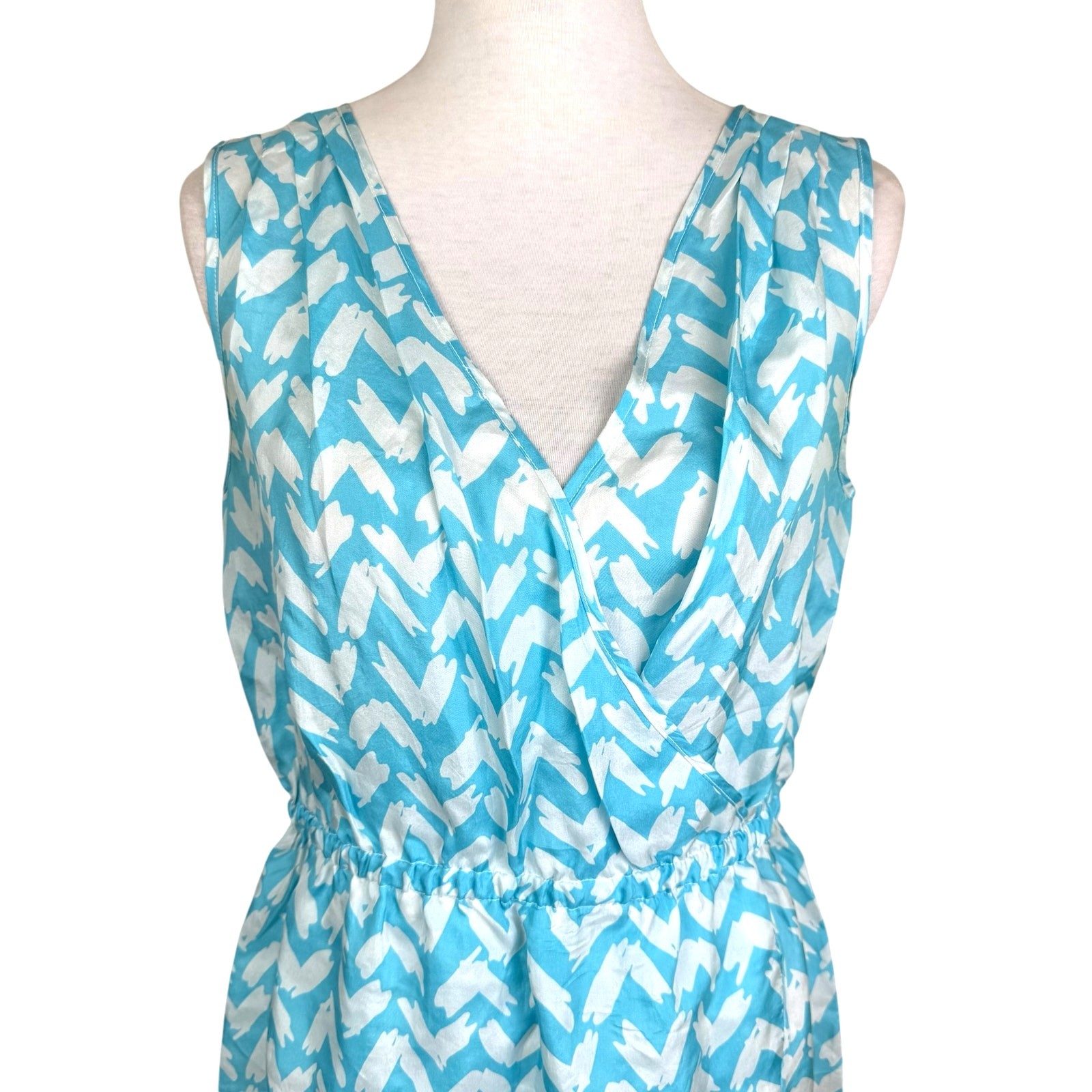 Doncaster 8 Blue Chevron 100% Silk Splice V-neck Sleeveless Lightweight Blouse