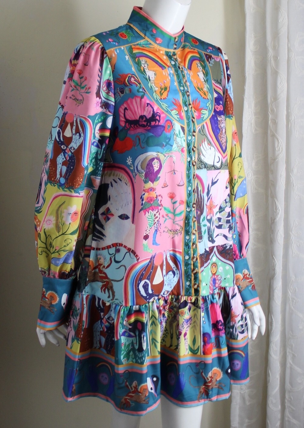 New Estate ASIAN Sz L Runs S M Art-Wear FACES Frilly Funky PRINT Tunic Top 35″L