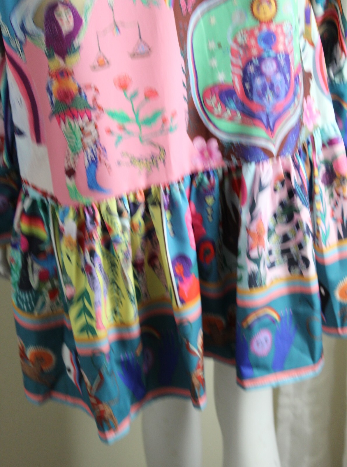 New Estate ASIAN Sz L Runs S M Art-Wear FACES Frilly Funky PRINT Tunic Top 35″L