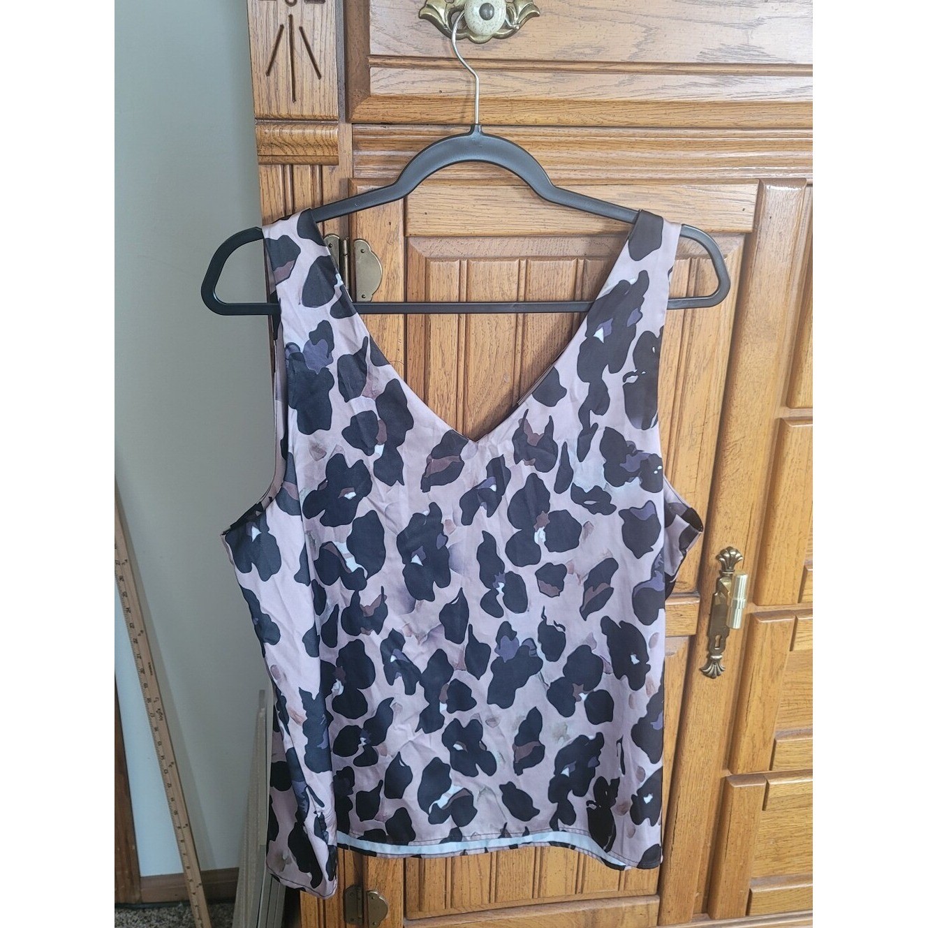 Ekouaer Leopard Print V-Neck Blouse in Blush and Black / Satin
