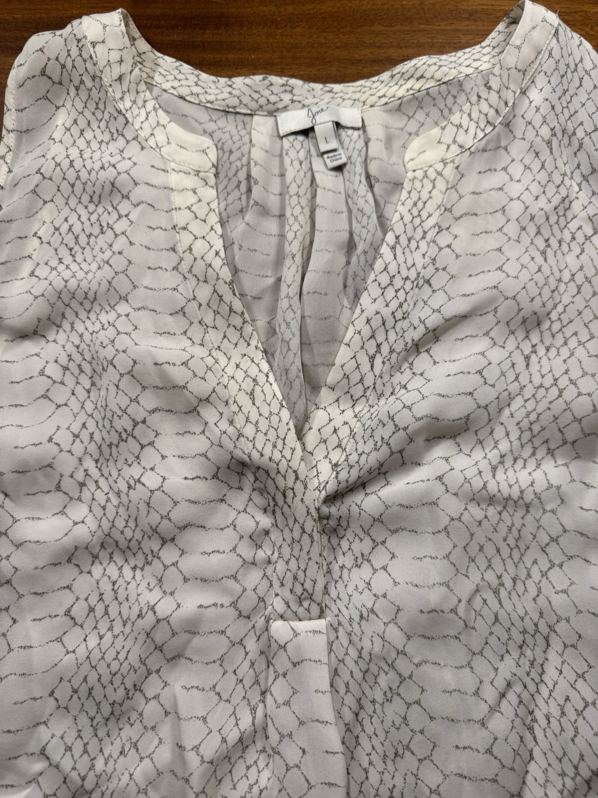 Joie Womens White V- Neck Snake Print Sleeveless Blouse Sz Large 100% Silk