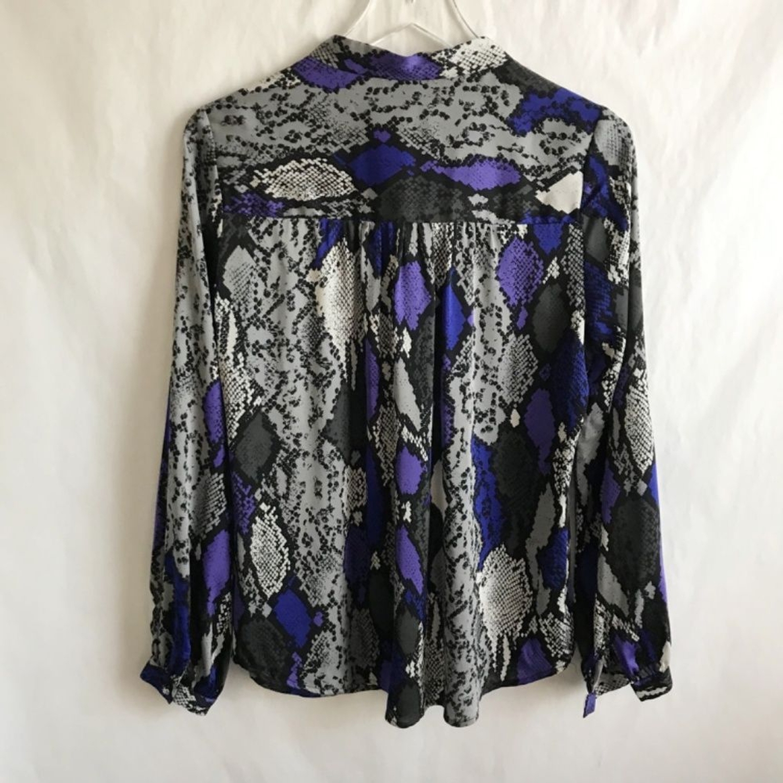 Milly Silk Purple Blue Gray Snake Print Long Sleeve Blouse 8 V-Neck Edgy Modern
