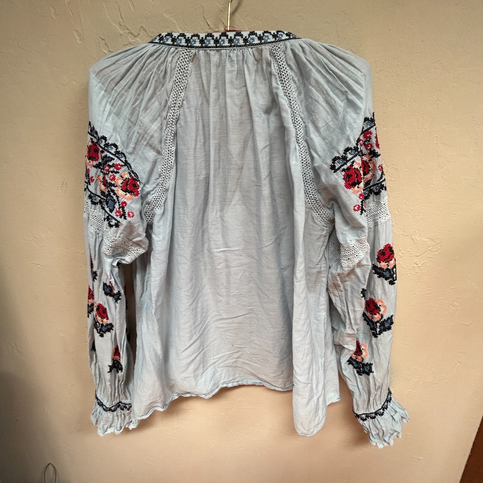 Love Sam Women’s Size XS Floral Embroidered Ruffle Peasant Top Blouse Tasseled