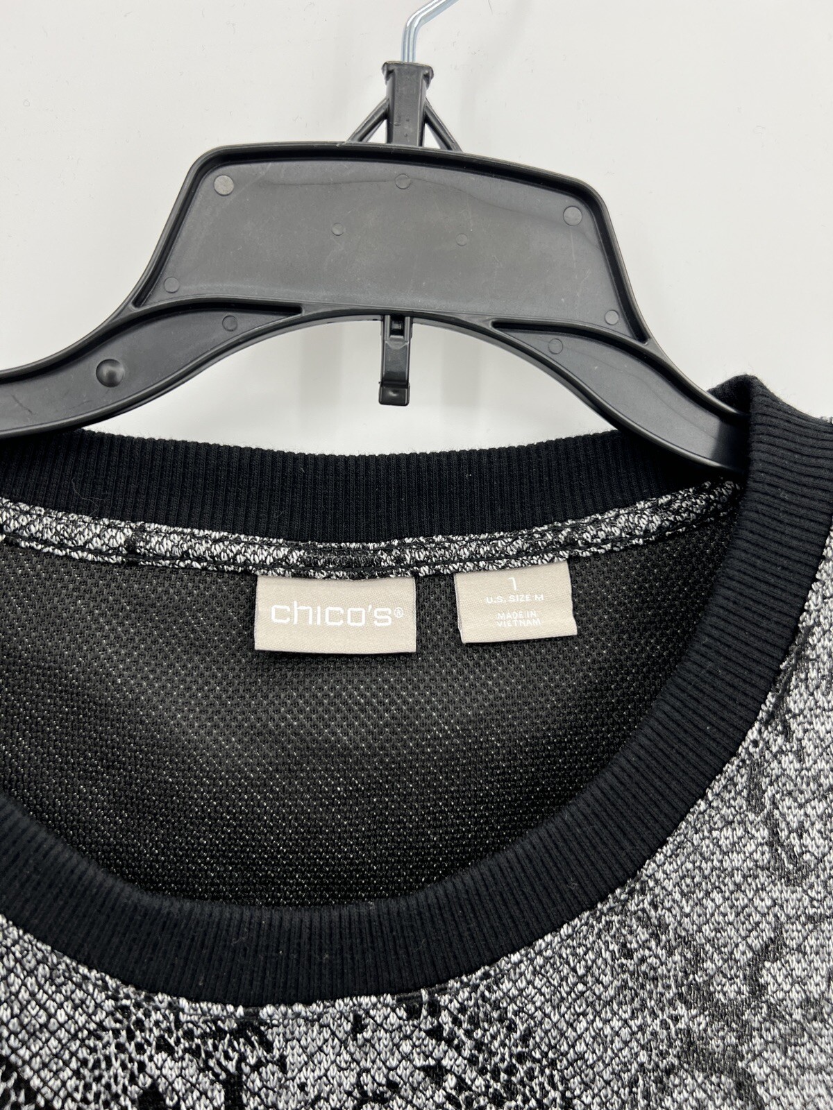 Chicos Top Womens Medium 1 Black Gray Reptile Print Short Sleeve Artsy Pullover