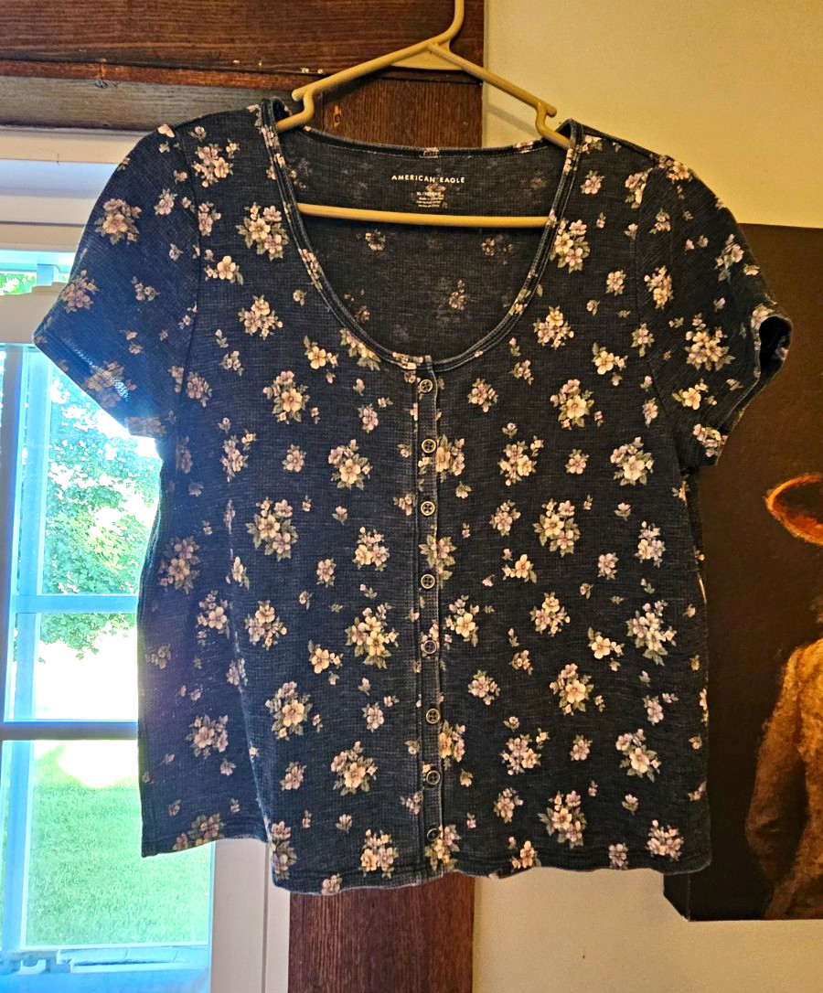 American Eagle Women’s XL Black/White Floral Short Sleeve Scoop Neck Zip Top