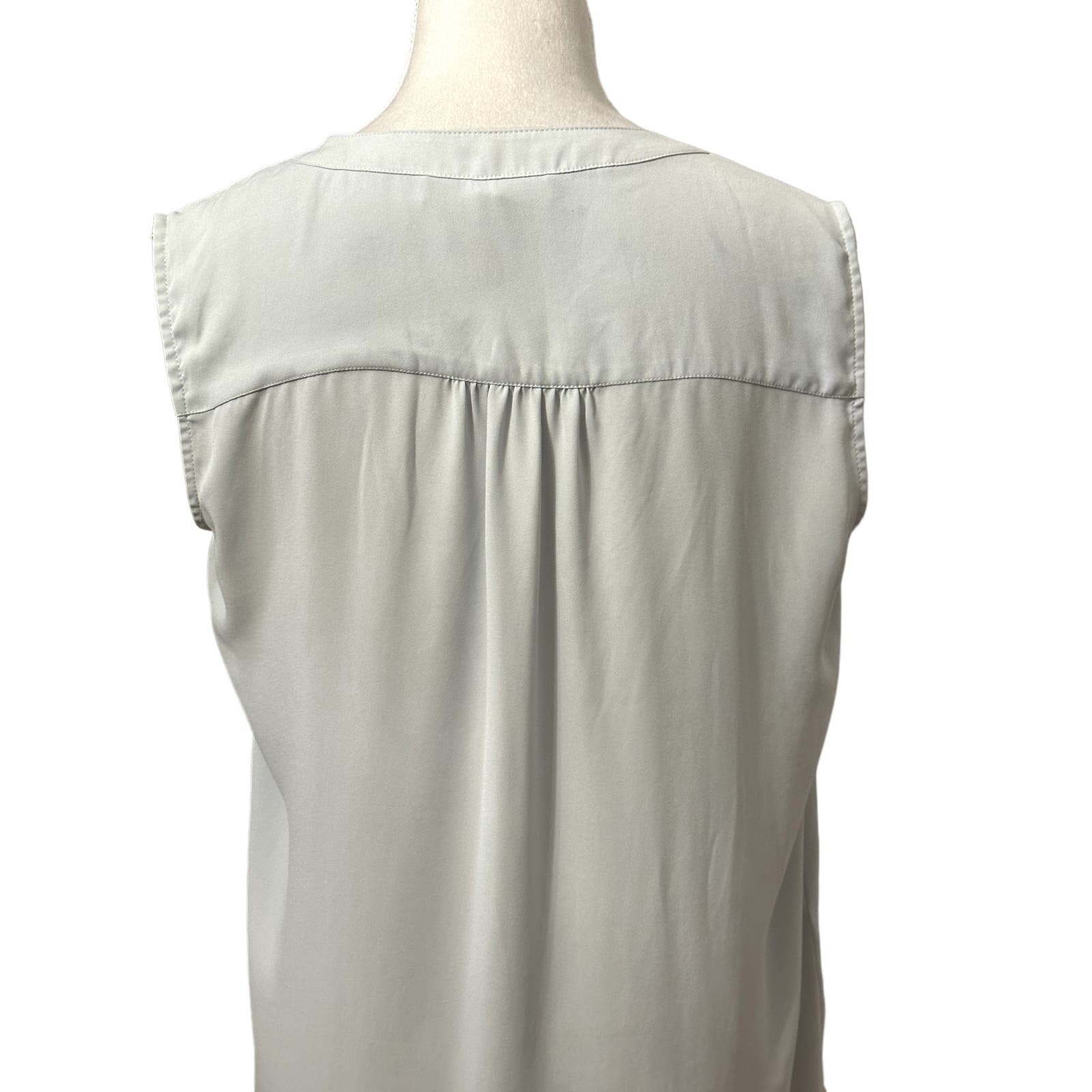 BCBGMAXAZRIA Blouse Sleeveless Button Up Front Tuck Pleated Solid Gray Women’s S