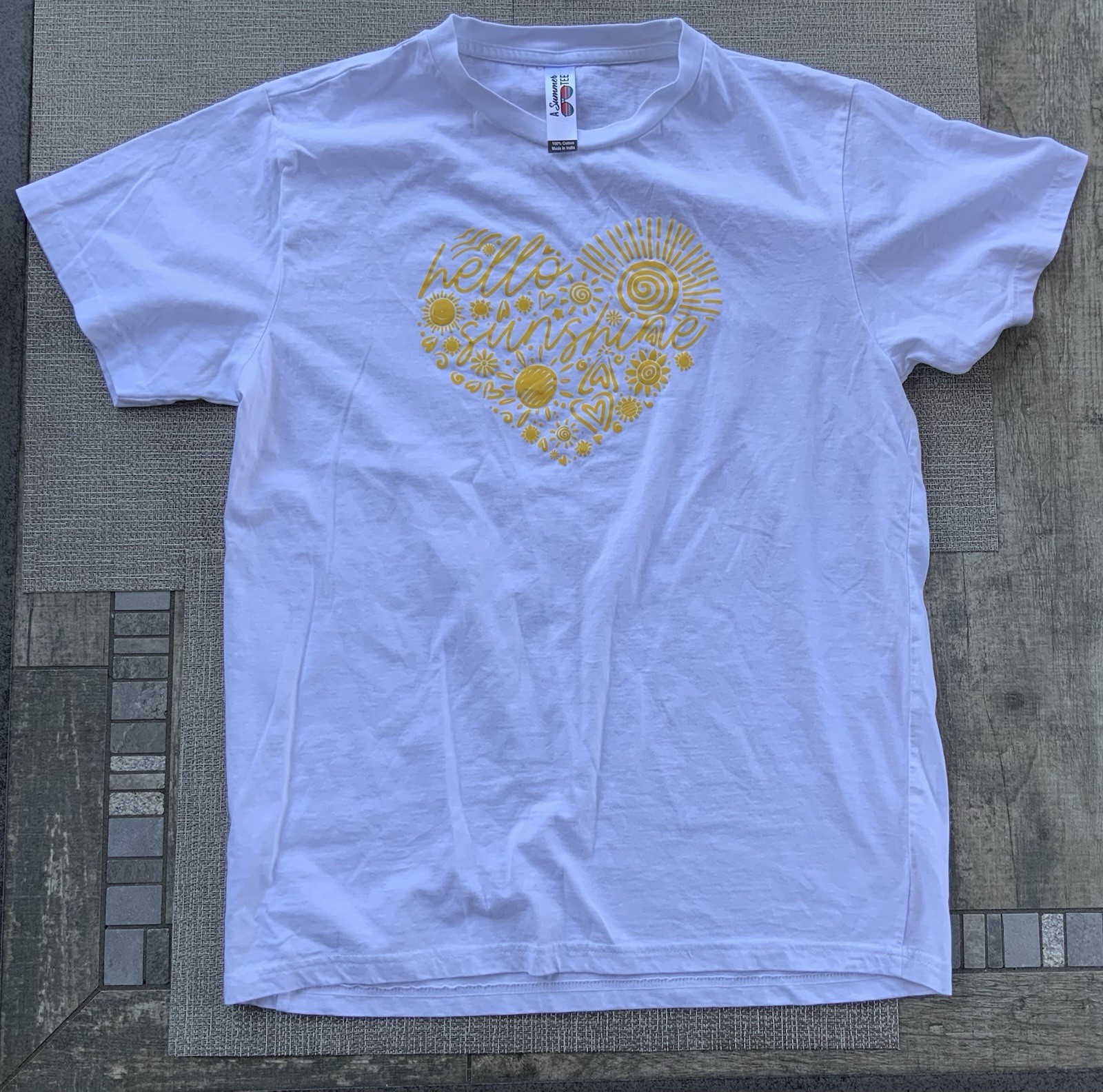 A Sunshine White Yellow “Hello Sunshine” Heart Graphic T-Shirt Size M Cotton