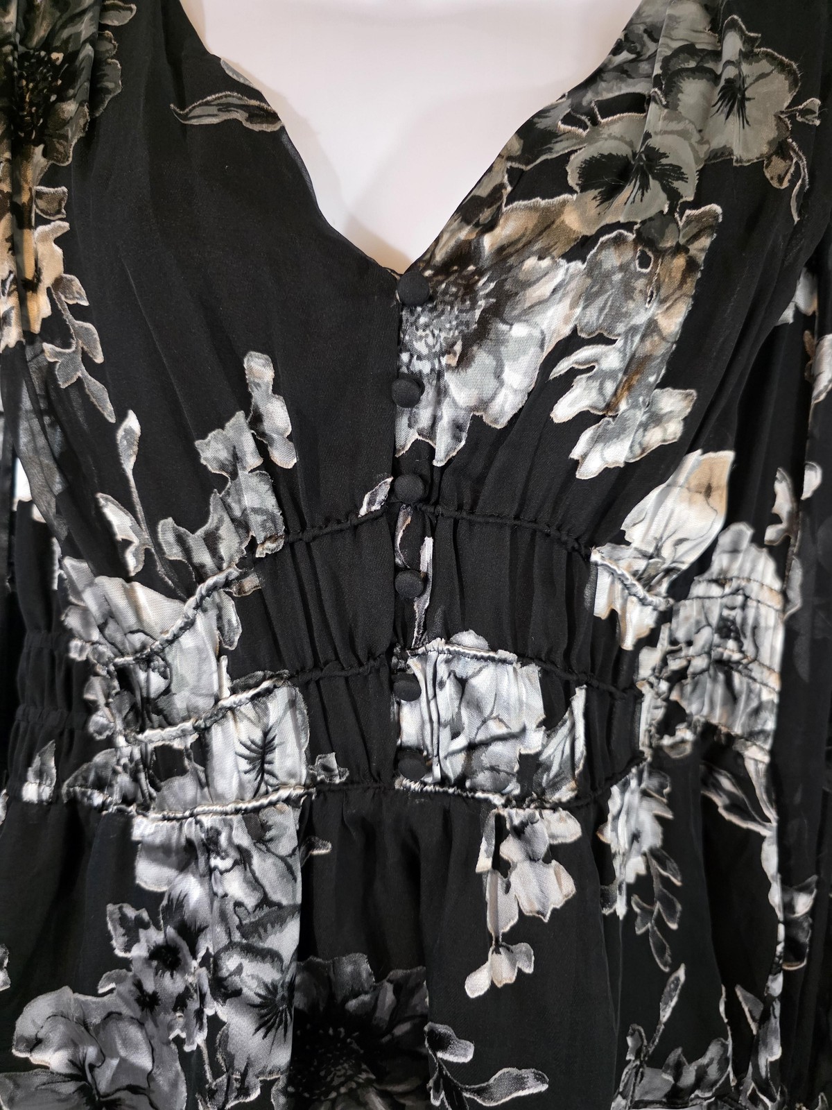 White House Black Market Top Womens Med Black Floral V-Neck Silk Blend Babydoll