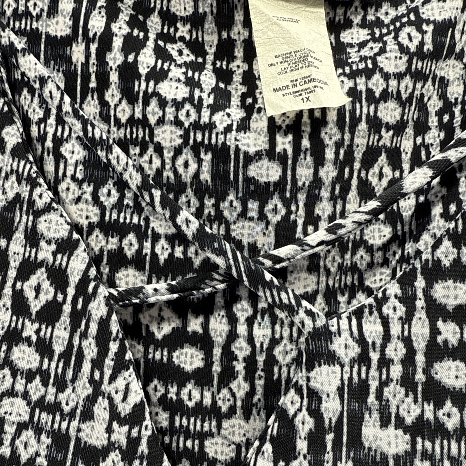 Cocomo Women’s Top Size 1X Black White Ruched 3/4 Sleeves Criss Cross Neckline