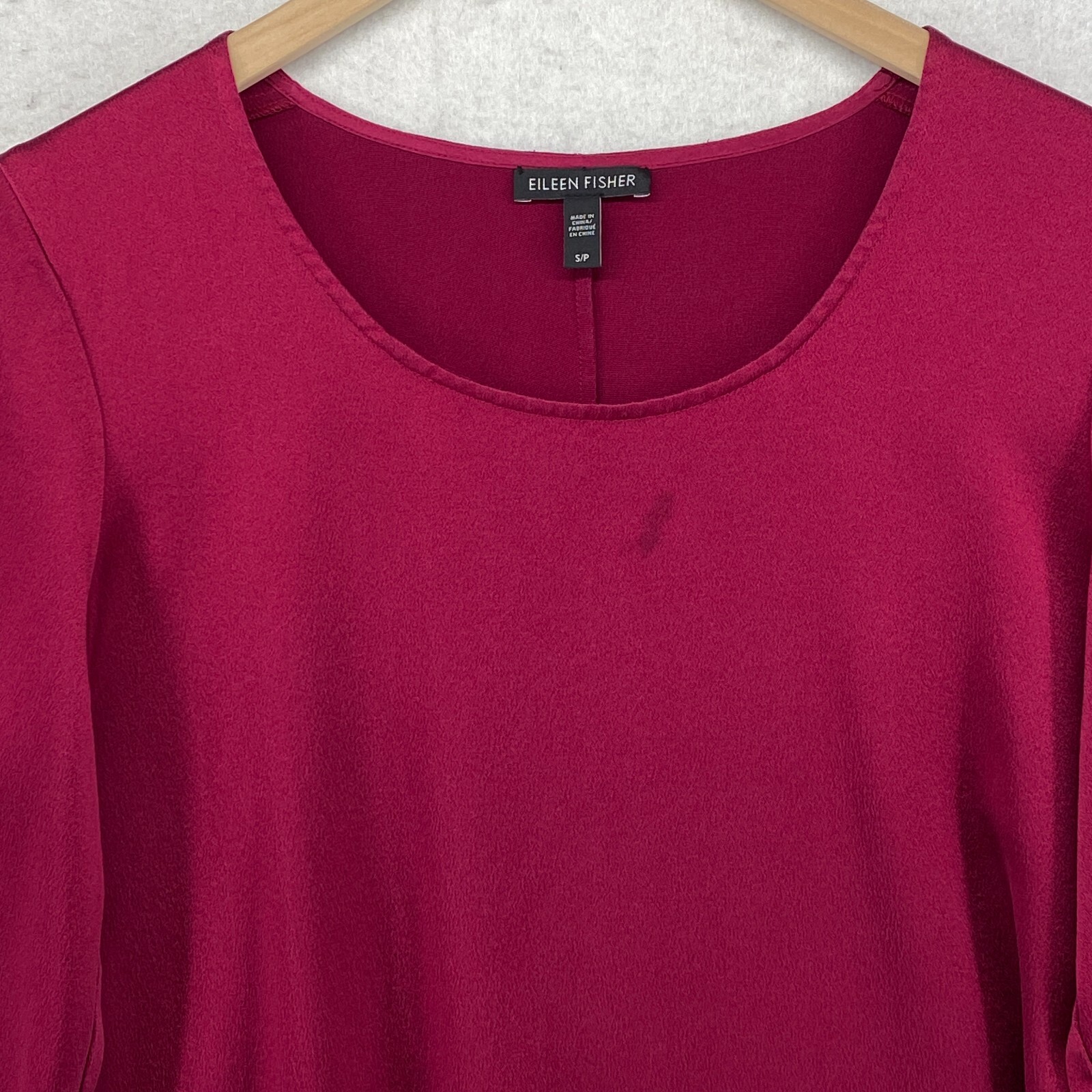 EILEEN FISHER Blouse S Small Silk Satin Crepe Back Top Scoop Neck 3/4 Sleeve Red