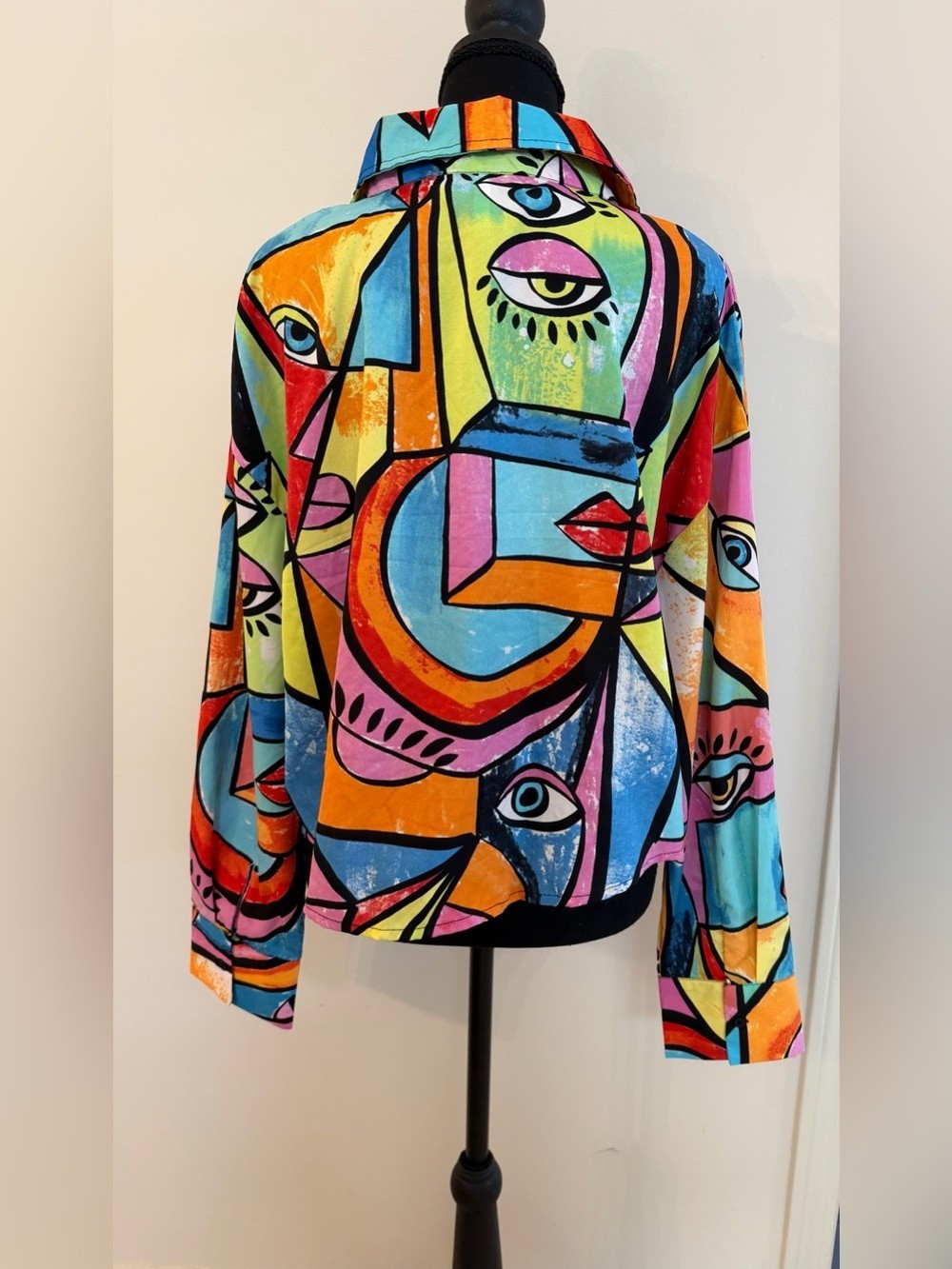 Live 4 Truth Abstract Face Print Cropped Front Knot Button Down Shirt Multi, 2X