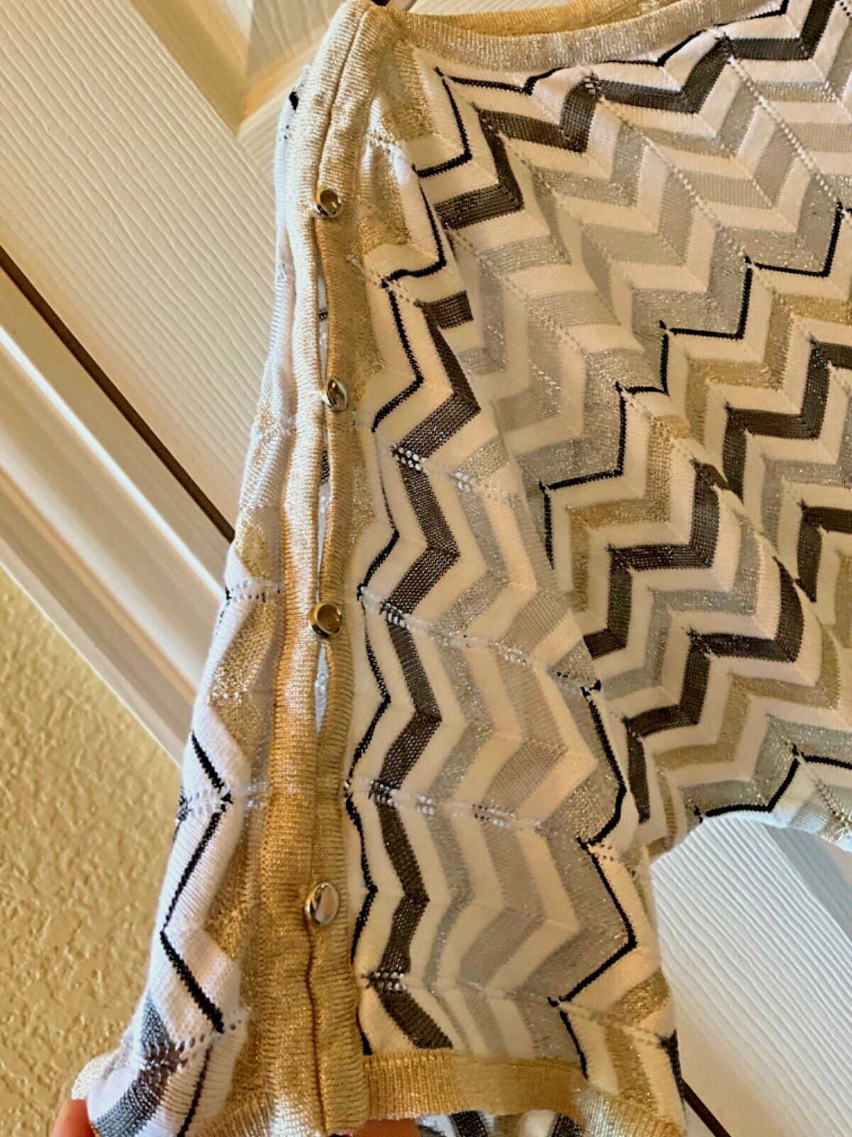 WHITE HOUSE BLACK MARKET Women Knit Top Sz S Silver Gold Metallic Gray Zig Zag