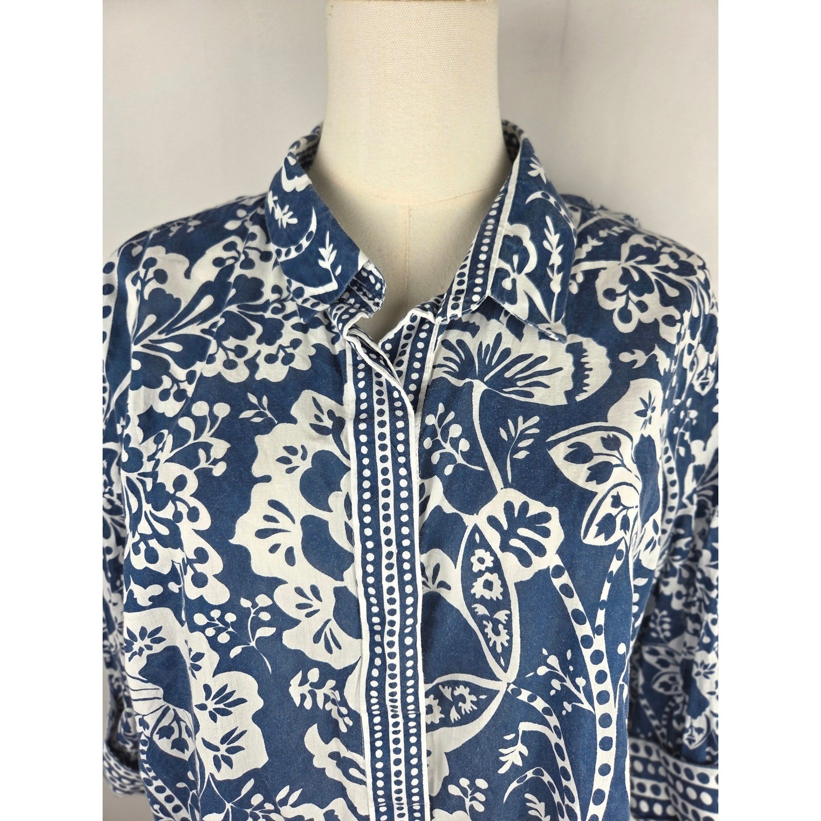 Gretchen Scott Button Down Shirt XL Blue White Floral Cotton Contrast Cuffs