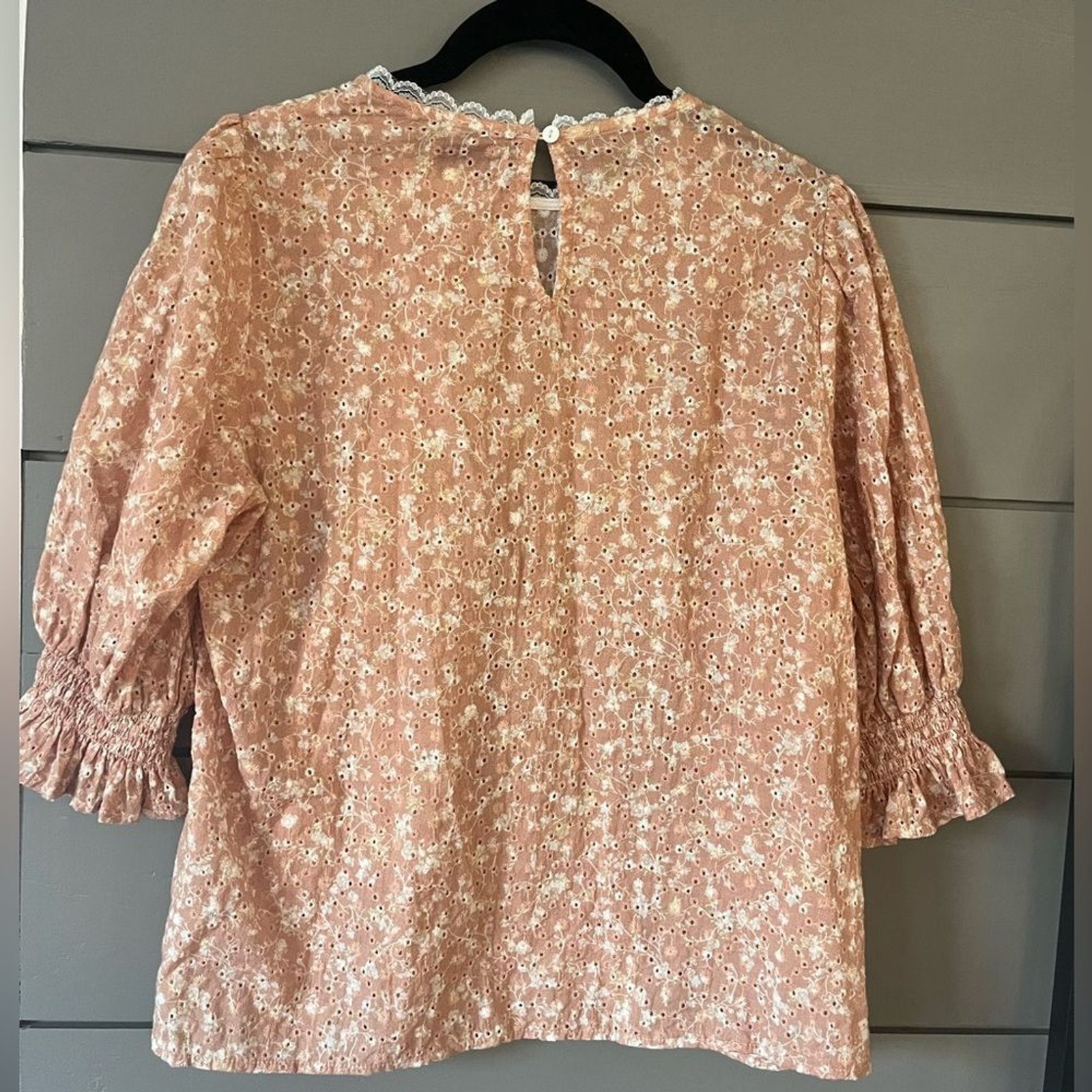 AURA size‎ small eyelet spring apricot floral and lace 3/4 puff sleeve top EUC