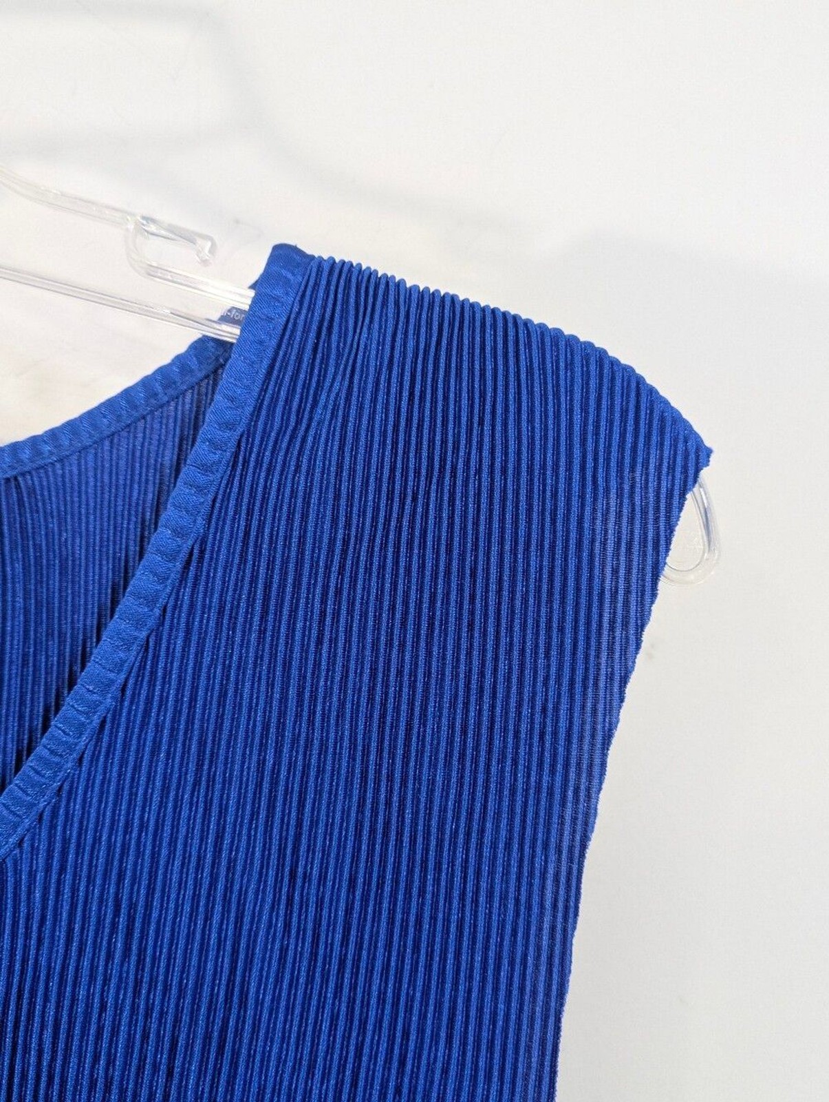 NEW Cyrus Solid Blue Stretchy Crinkle Sleeveless Blouse – Size Medium Womens M